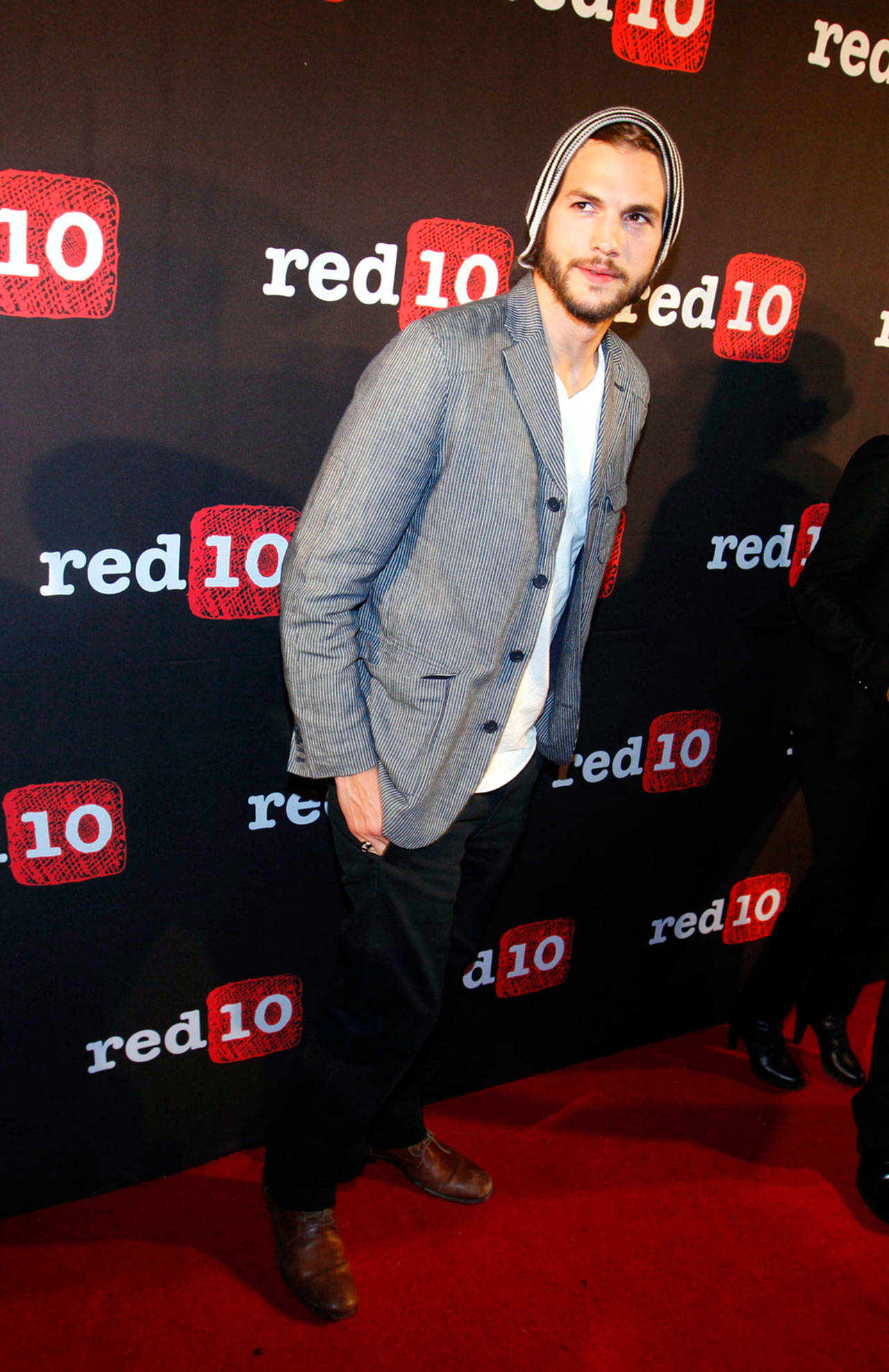 Pide Kutcher control de armas