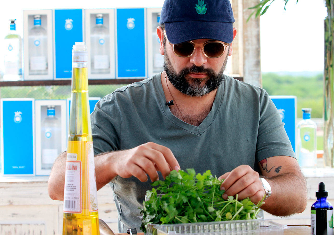 Extiende el chef Olvera ayuda