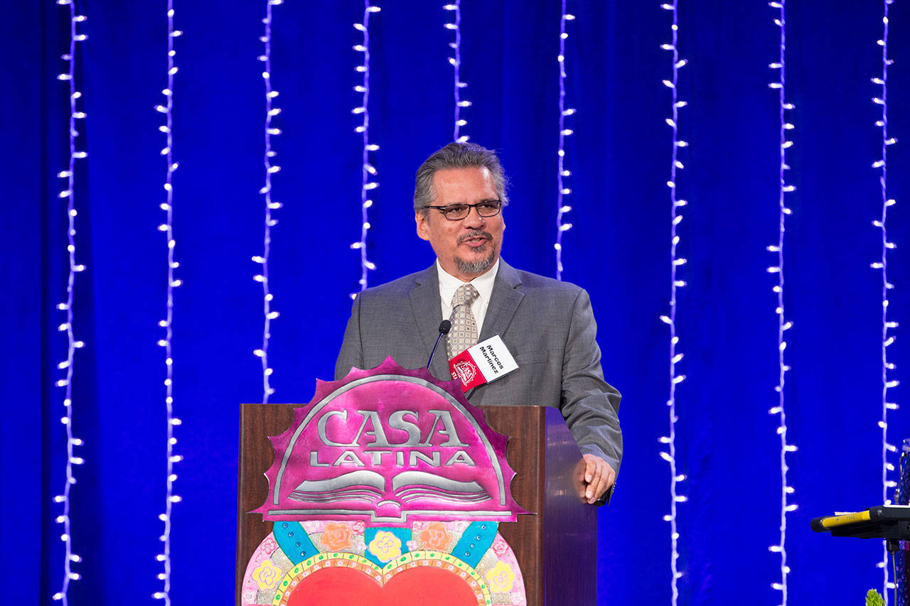 El Director Ejecutivo de Casa Latina, Marcos Martínez, dirigiéndose a la audiencia. (Foto / Cortesía Casa Latina)