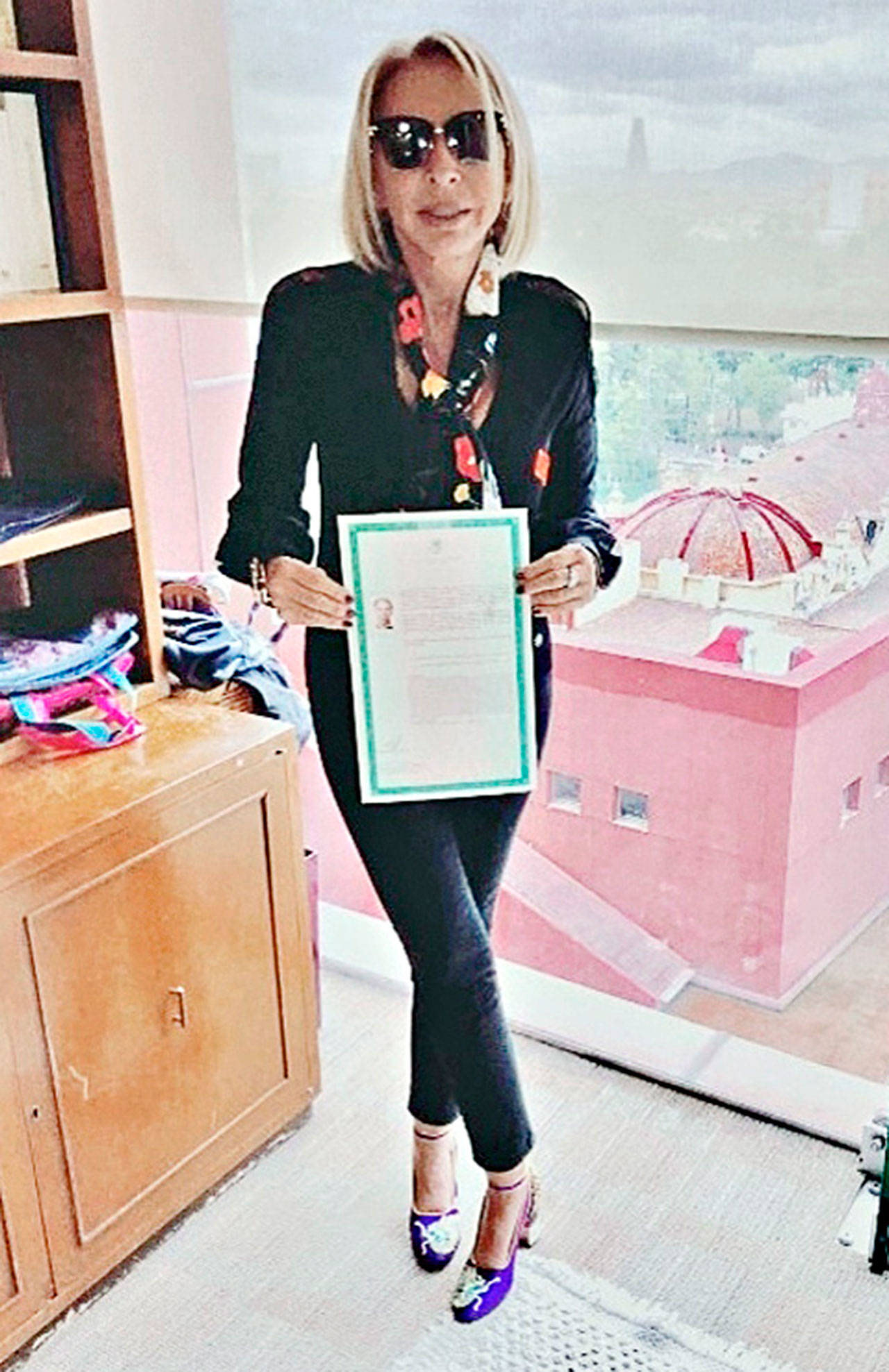 Laura Bozzo recibió su carta de naturalización por parte de la SRE.
