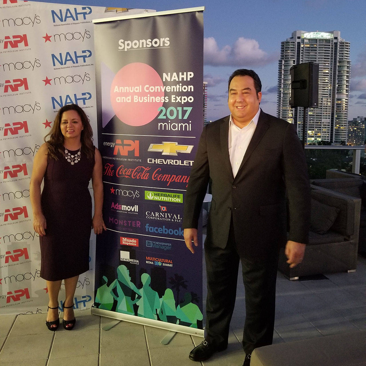 Fanny Miller, Presidente de NAHP posa junto a Carlos Orta, Vice Presidente de Asuntos Corporativos de Carnival Corporation y uno de los patrocinadores. (Foto / La Raza del Noroeste)