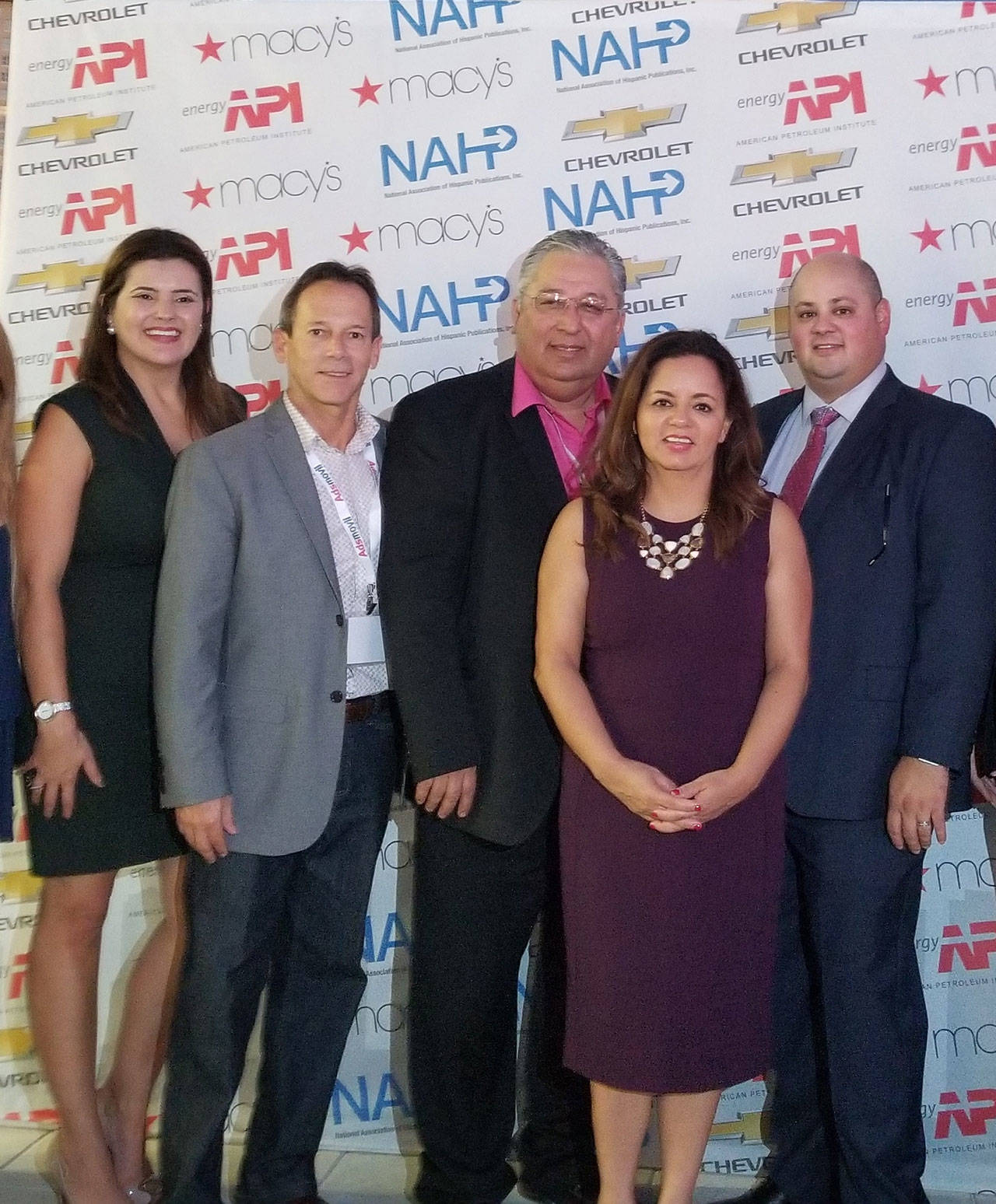 Parte de la nueva directiva de la NAHP. De la izq. Lina Gomez, Vicepresidente de El Sol, Alvaro Guillen, Director La Raza del Noroeste, David Cortinas, Director de La Voz Hispanic, Fanny Miller, Directora de El Latino y Jose Zepeda de El Aviso. (Foto/La Raza del Noroeste)