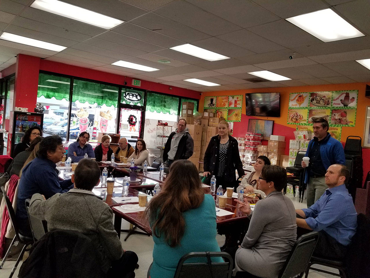 Alcalde electa de Everett Cassie Franklin se reúne con comunidad de Casino Road en la tienda Los Gavilanes