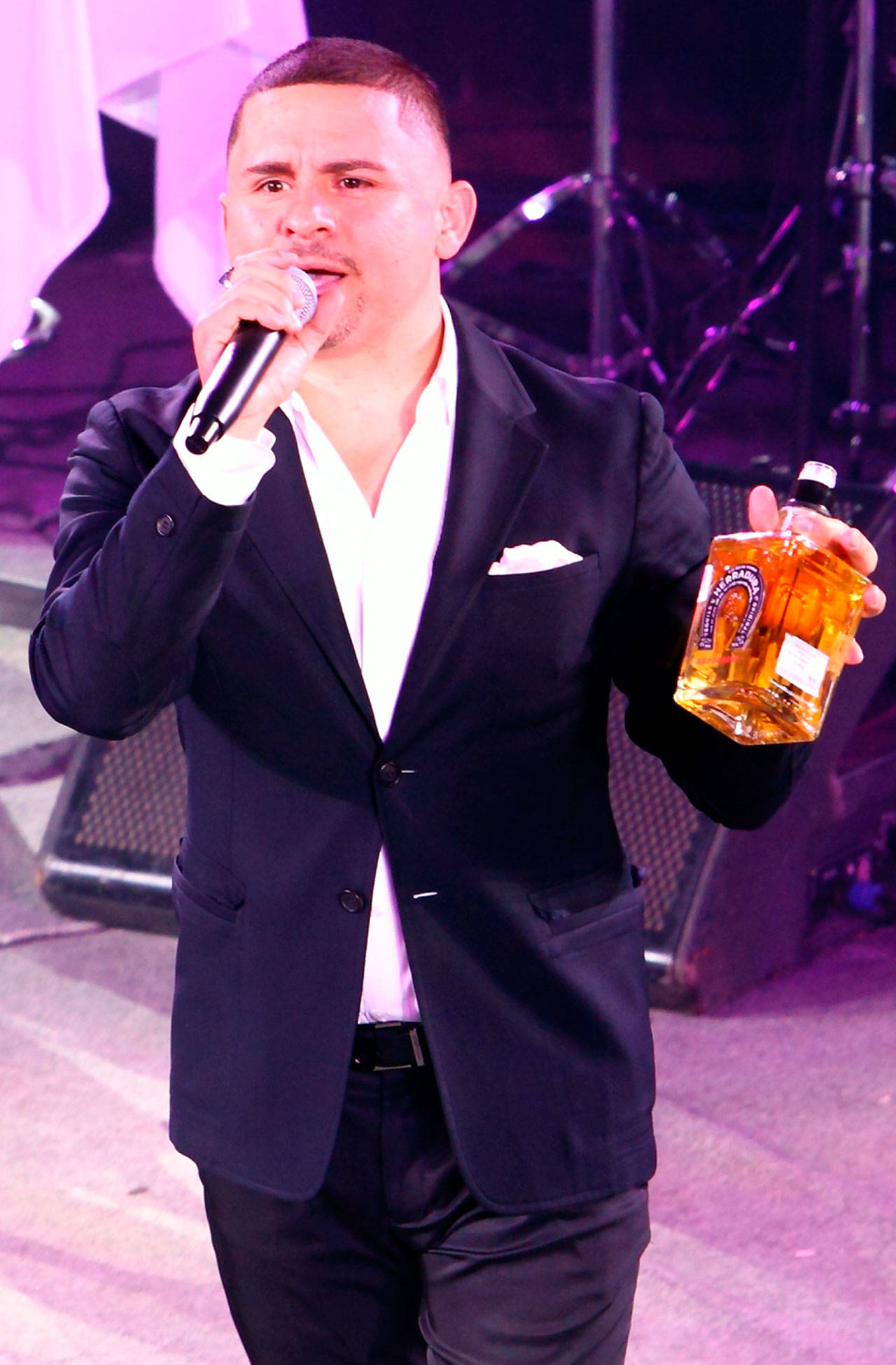 Se rompe la boca Larry Hernández