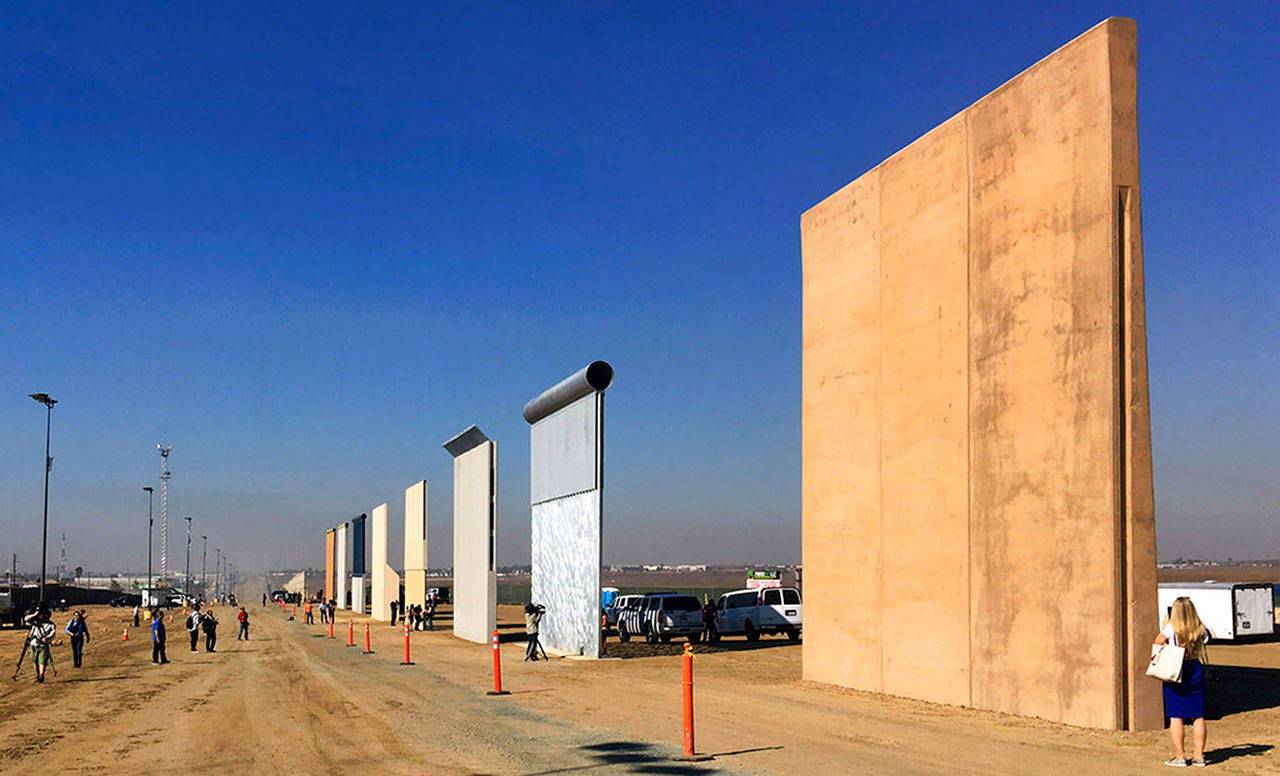 Trump propone 18.000 millones para muro con México