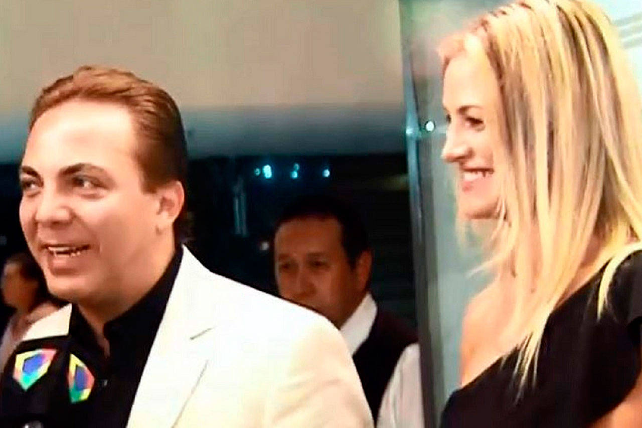 Estrena novia aún casado