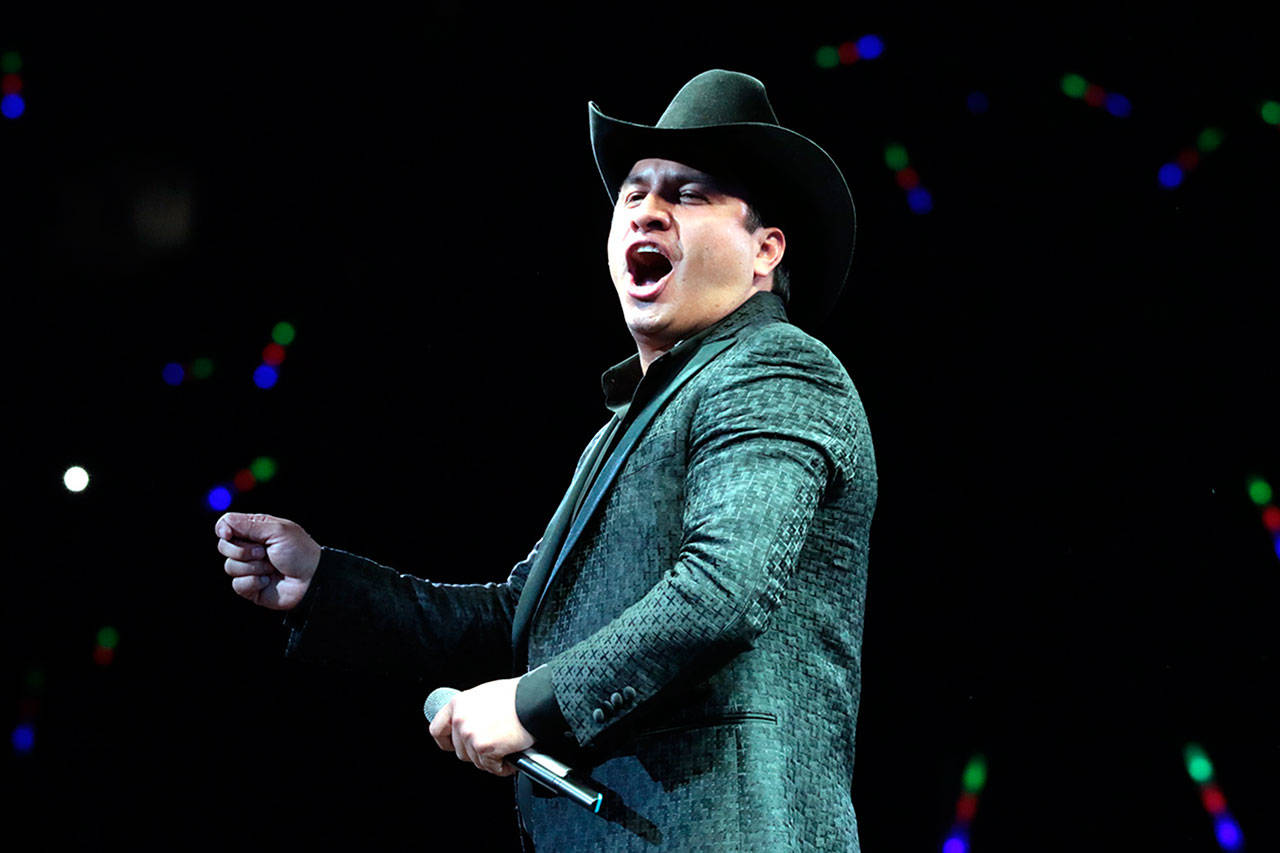 Emociona Julión Alvarez hasta la madrugada