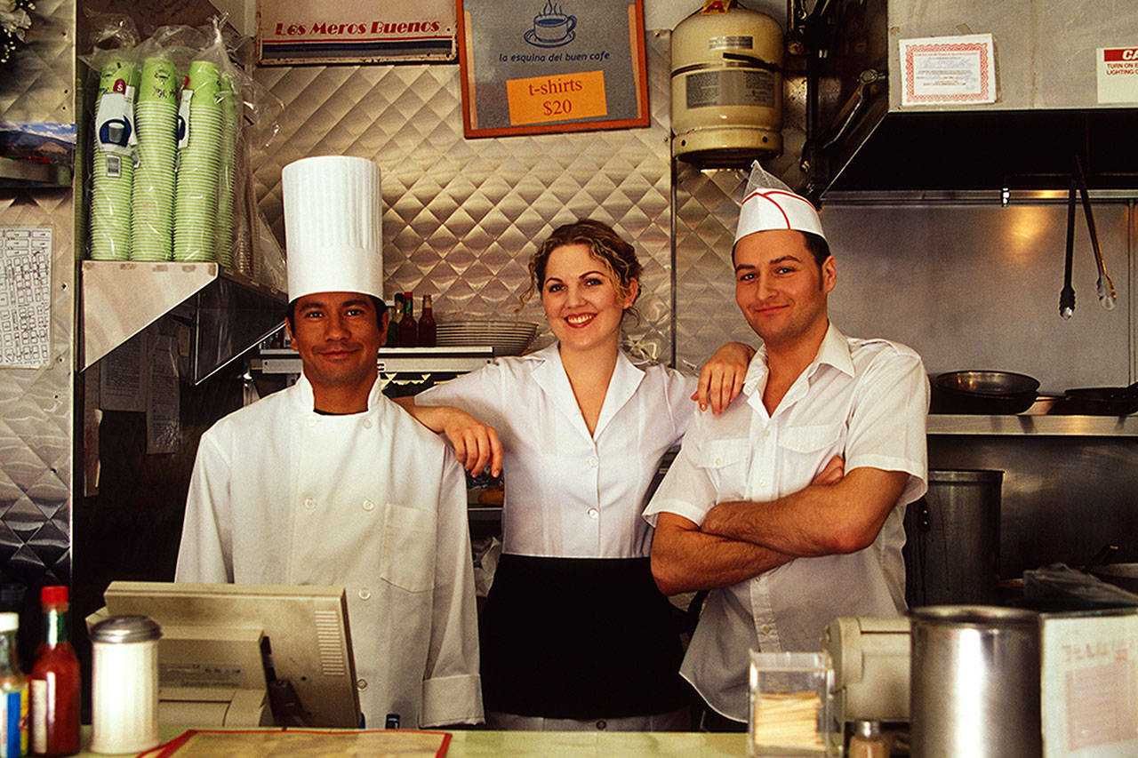 ¿Es usted un trabajador de un restaurante y no sabe cómo las nuevas leyes afectarán su trabajo y pago?