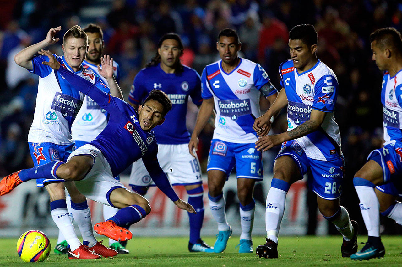 Cruz Azul se levanta de la lona y vence a Chivas