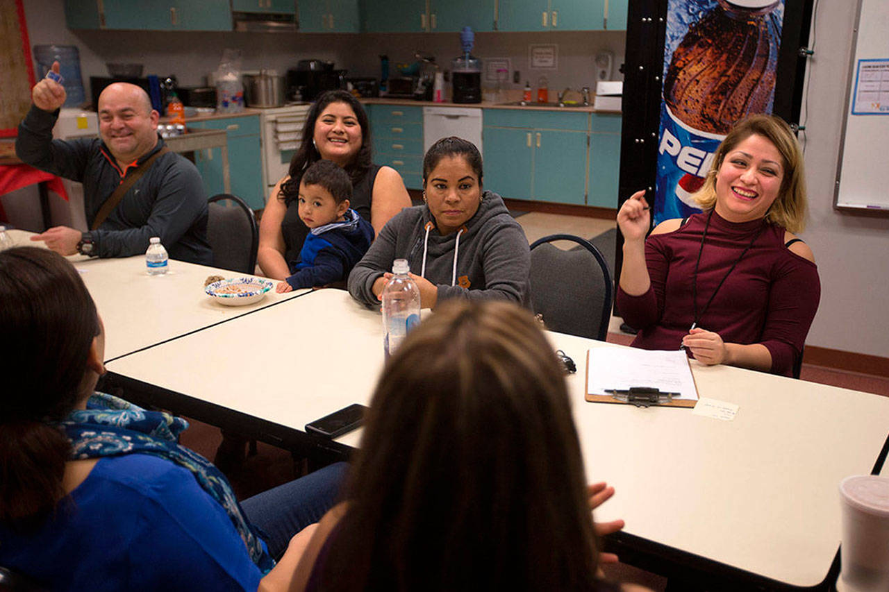Ruth Bermudez, derecha, lidera la conversación en Horizon Elementary en Everett (Andy Bronson / The Herald)