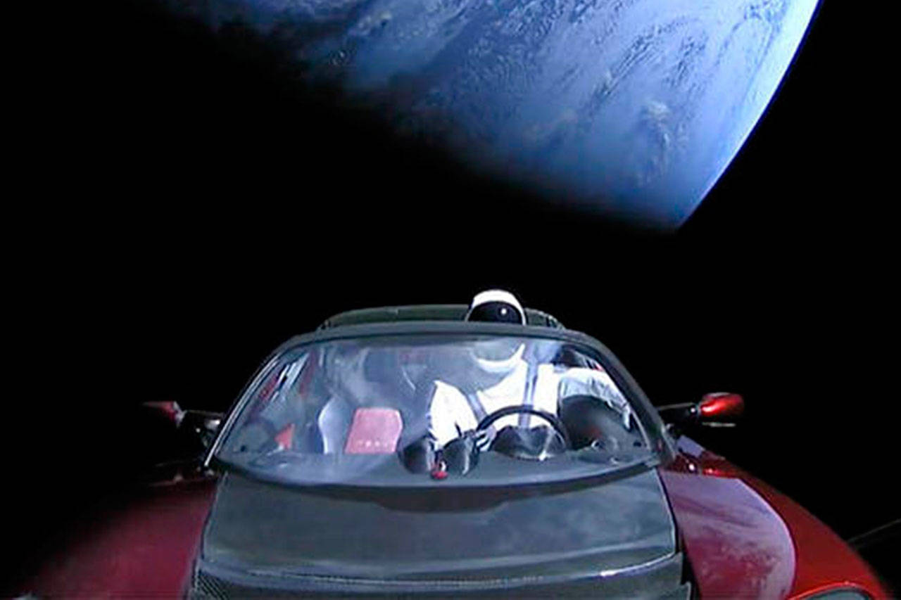 Inmigrante envió su convertible rojo al espacio