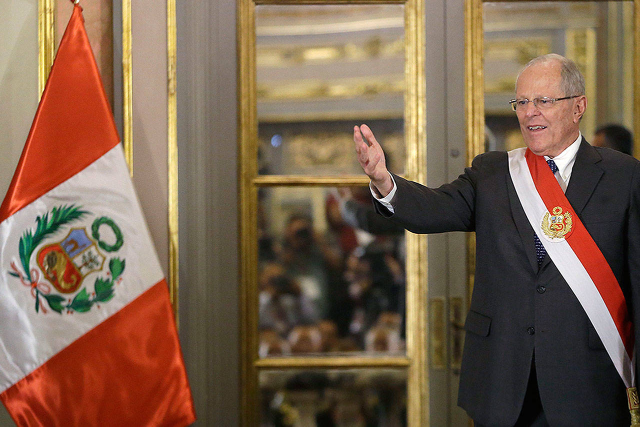 Kuczynski cae tras escándalos de corrupción que juró acabar