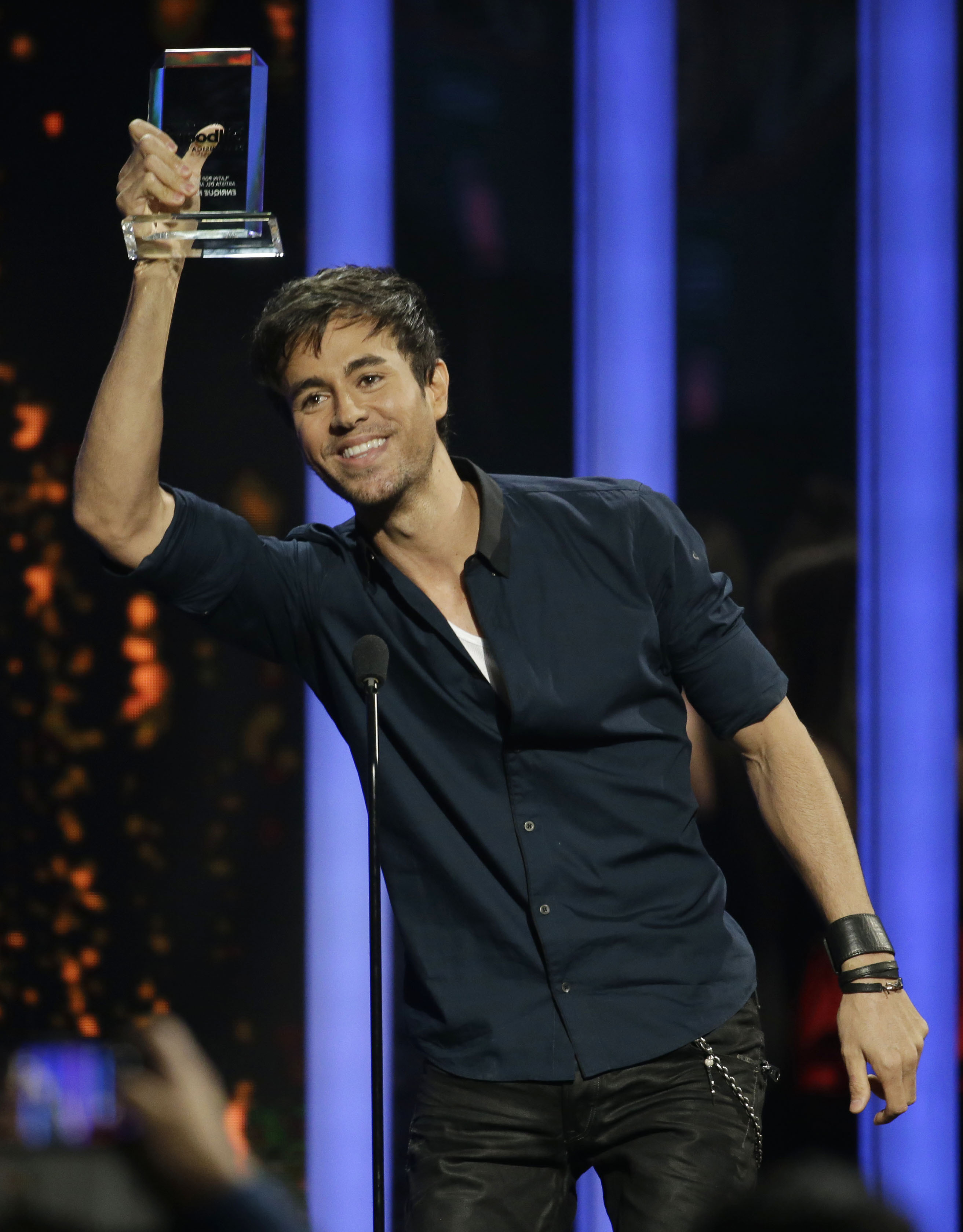 Romeo Santos and Enrique Iglesias sweep Latin music awards