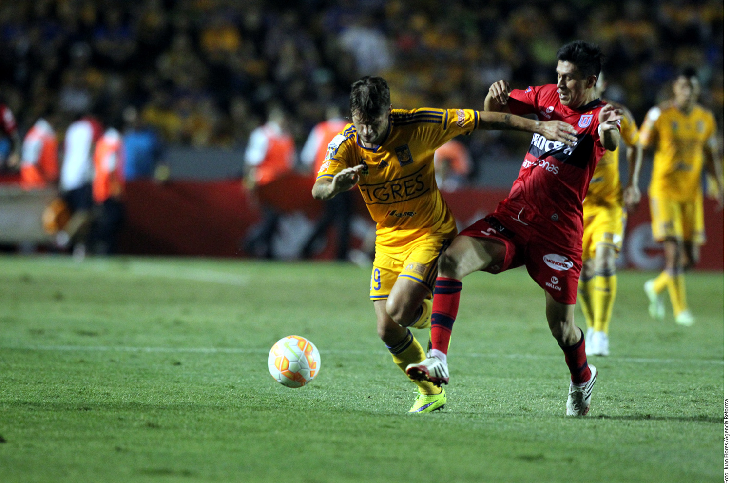 Con susto, pero avanza Tigres
