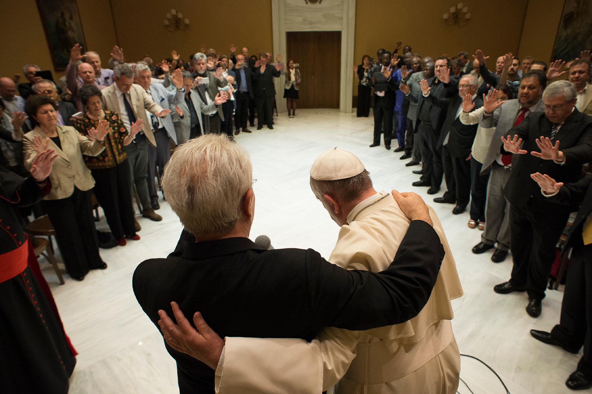 El papa insta a los obispos a cambiar de actitud