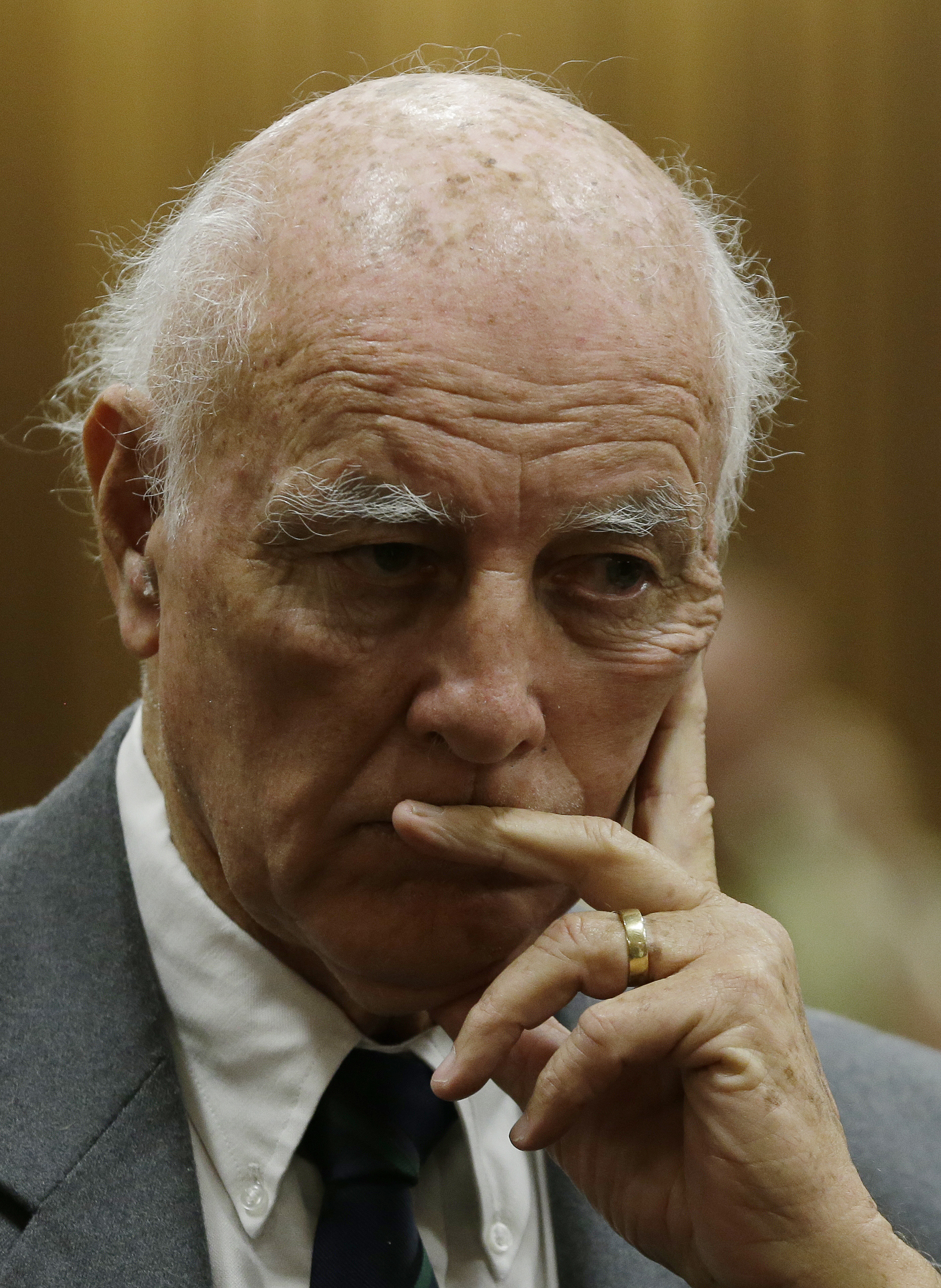 Legendario tenista Bob Hewitt condenado por violaciones