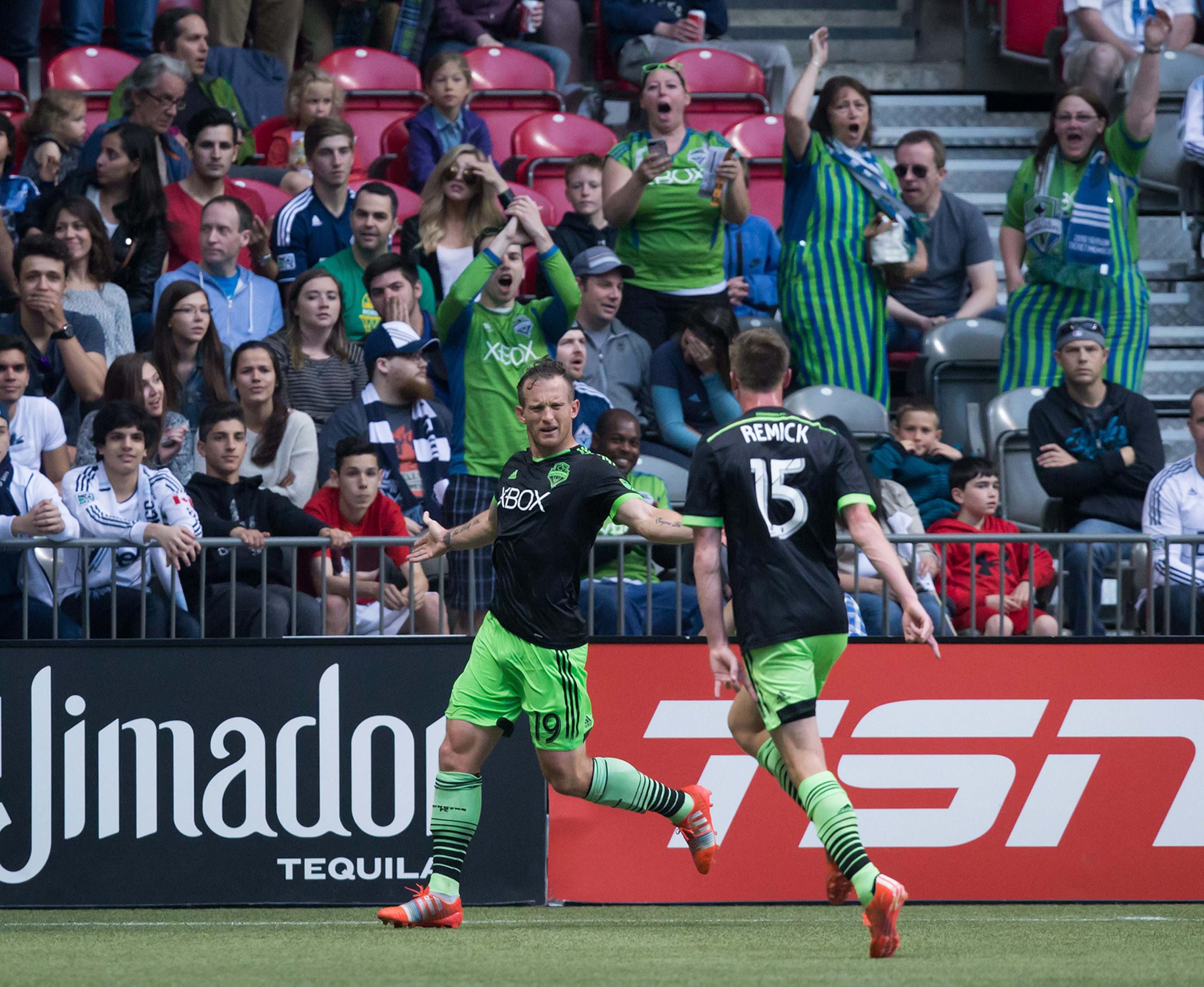 Con 2 de Barrett  Sounders  gana en Vancouver