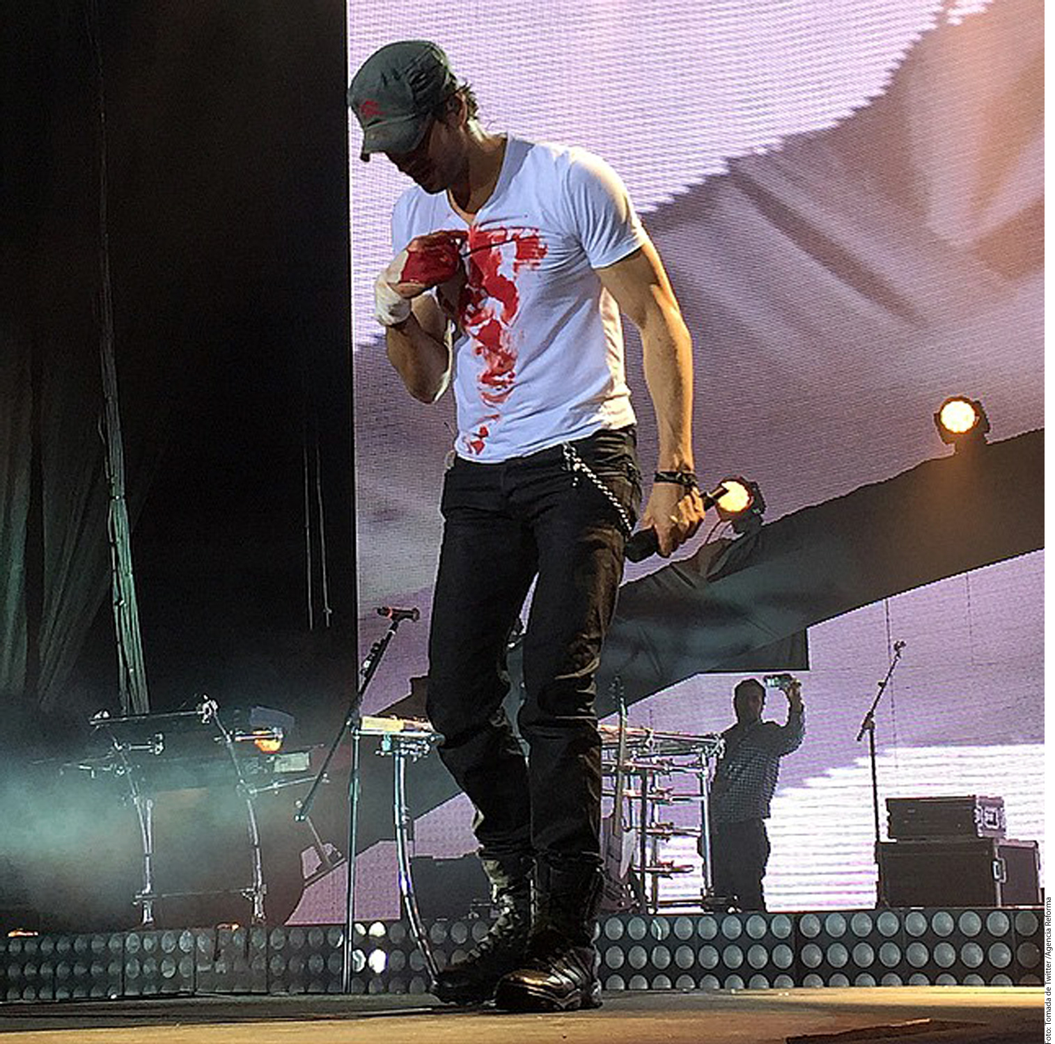 Se corta Enrique Iglesias dedos con dron