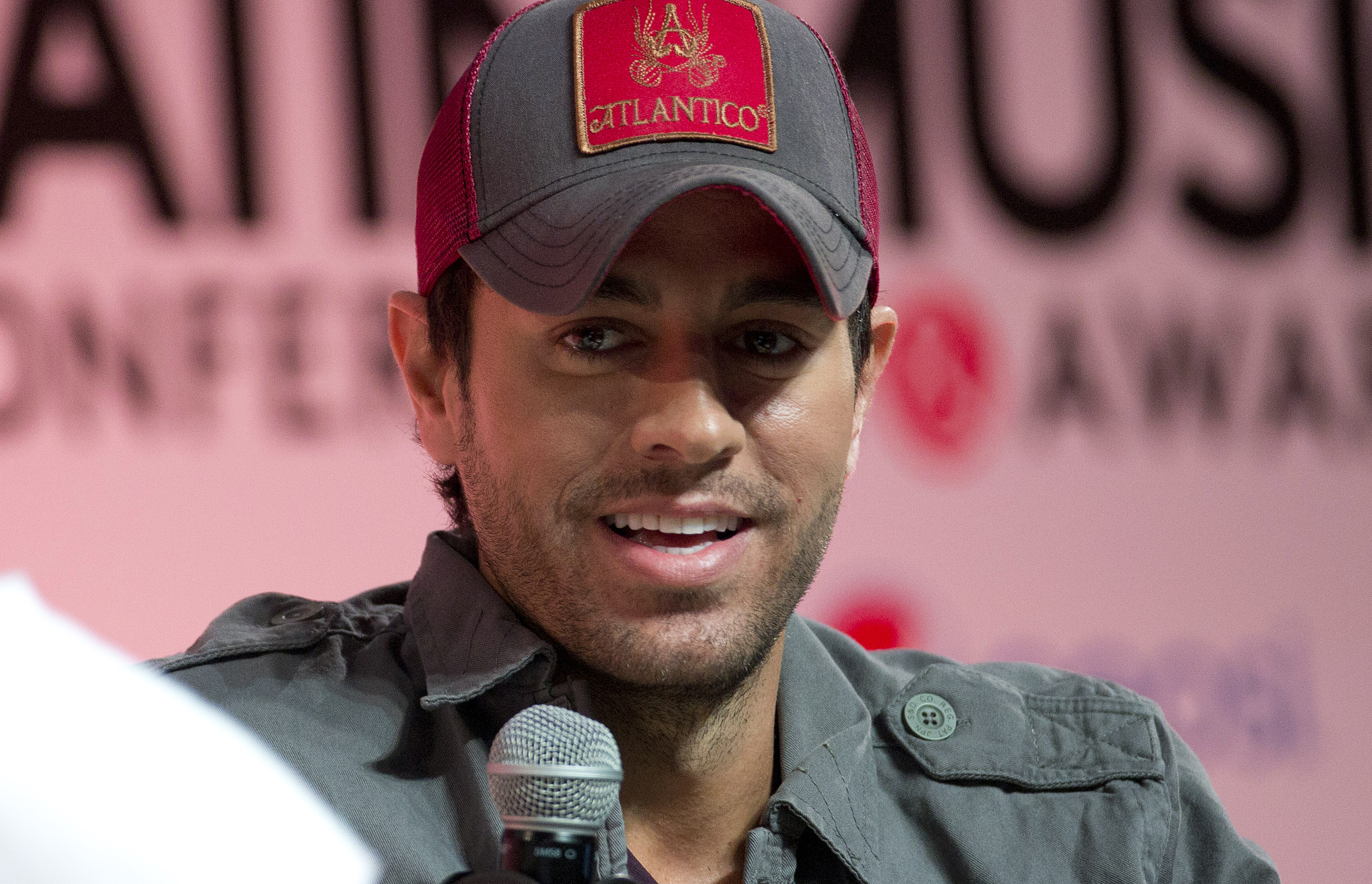 Enrique Iglesias se somete a cirug&iacute;a reconstructiva
