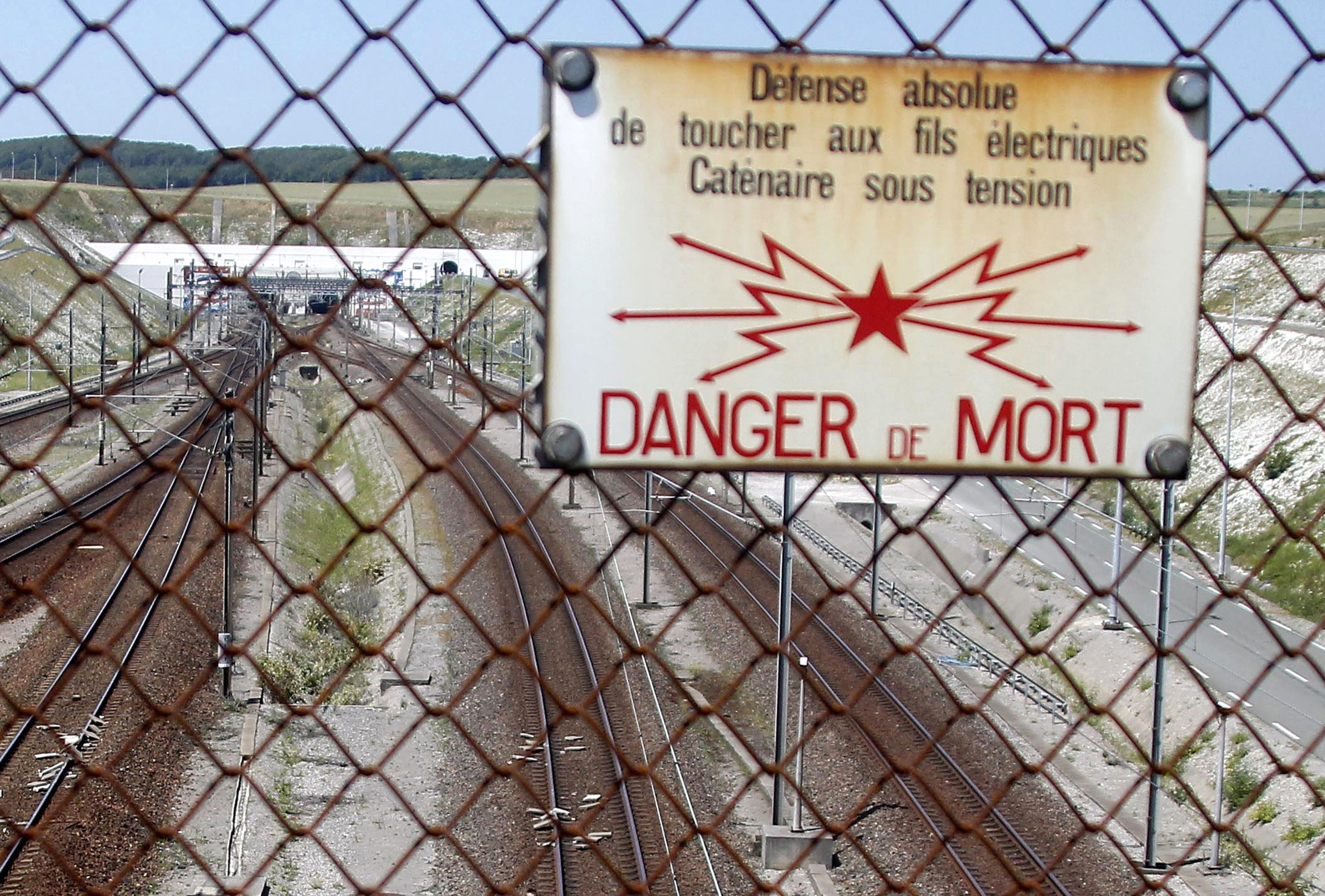 Gran Breta&ntilde;a crear&aacute;  “zona segura” para frenar  a migrantes