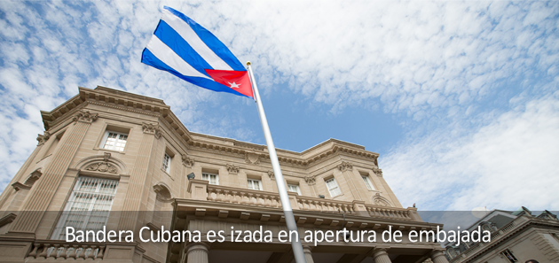 Momento hist&oacute;rico:  Bandera Cubana es izada en apertura de embajada