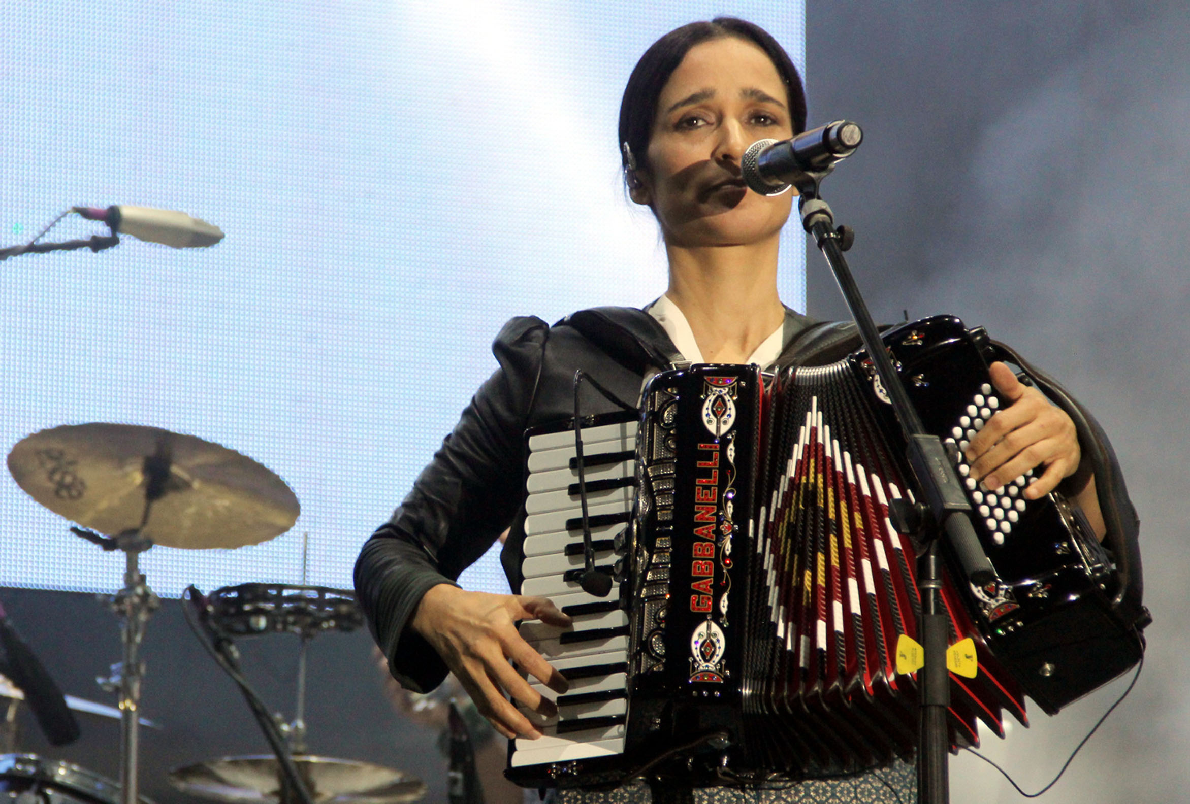 Canta Venegas contra la injusticia