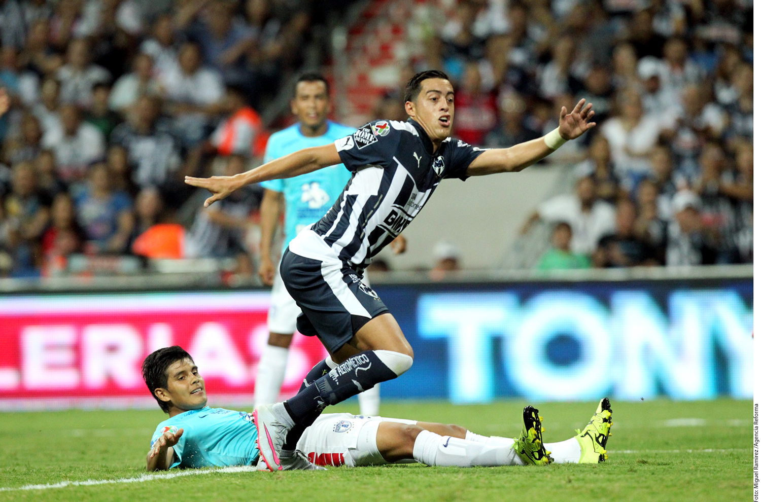 Monterrey saca triunfo de 4-3 sobre Pachuca