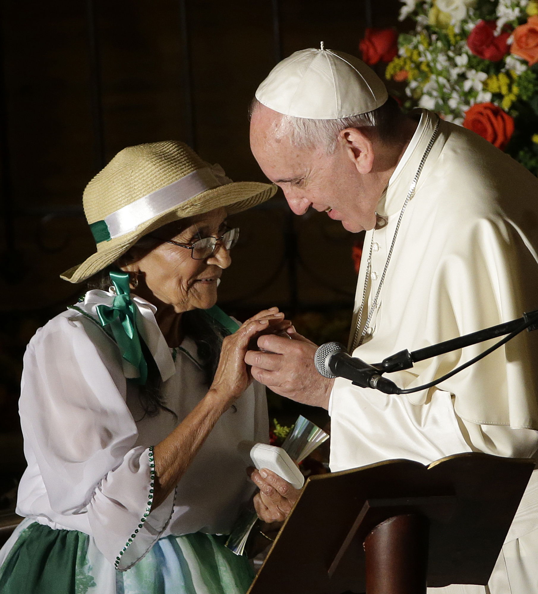 Migraci&oacute;n y pobreza temas de papa en EEUU