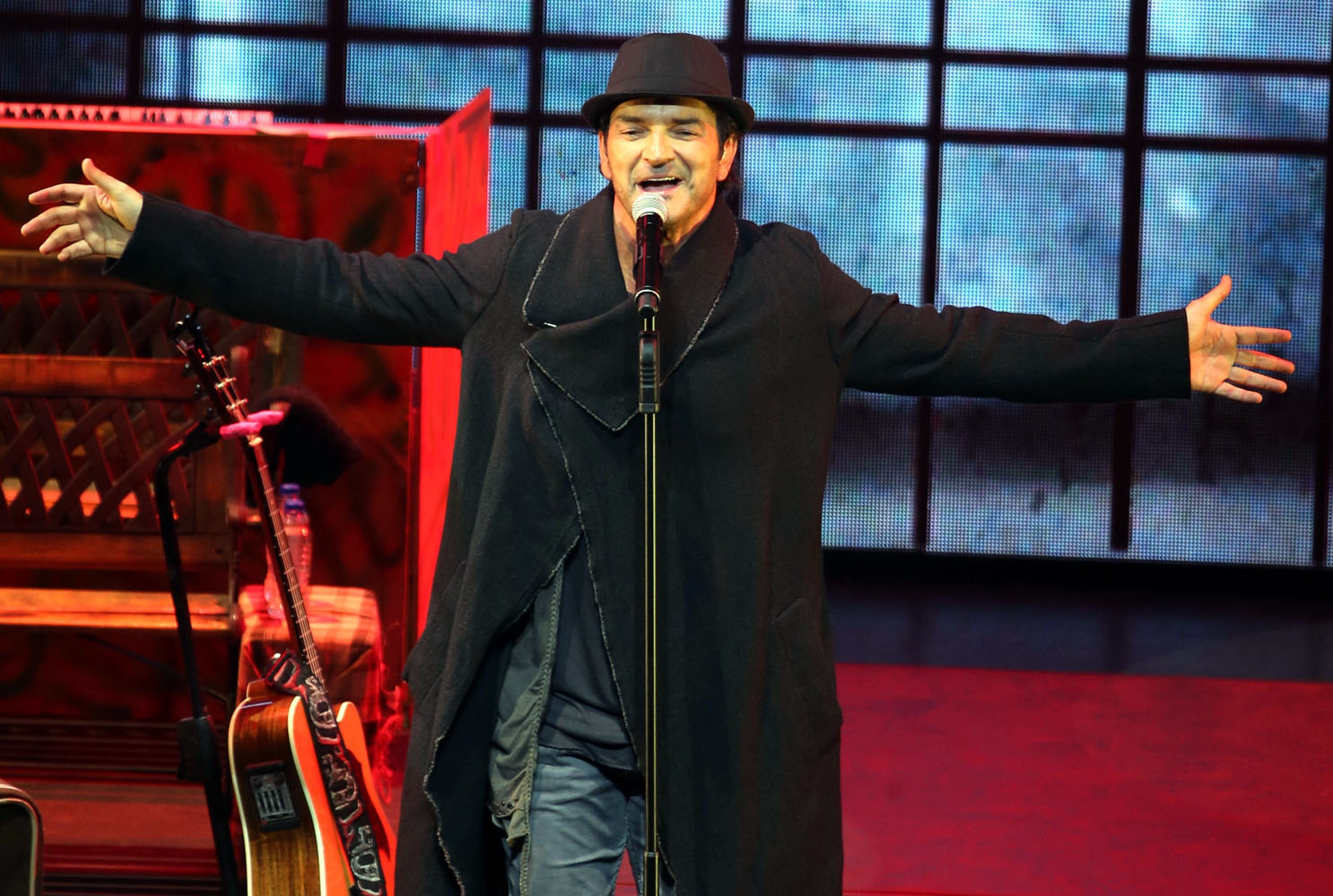 Devuelve Arjona condecoraci&oacute;n