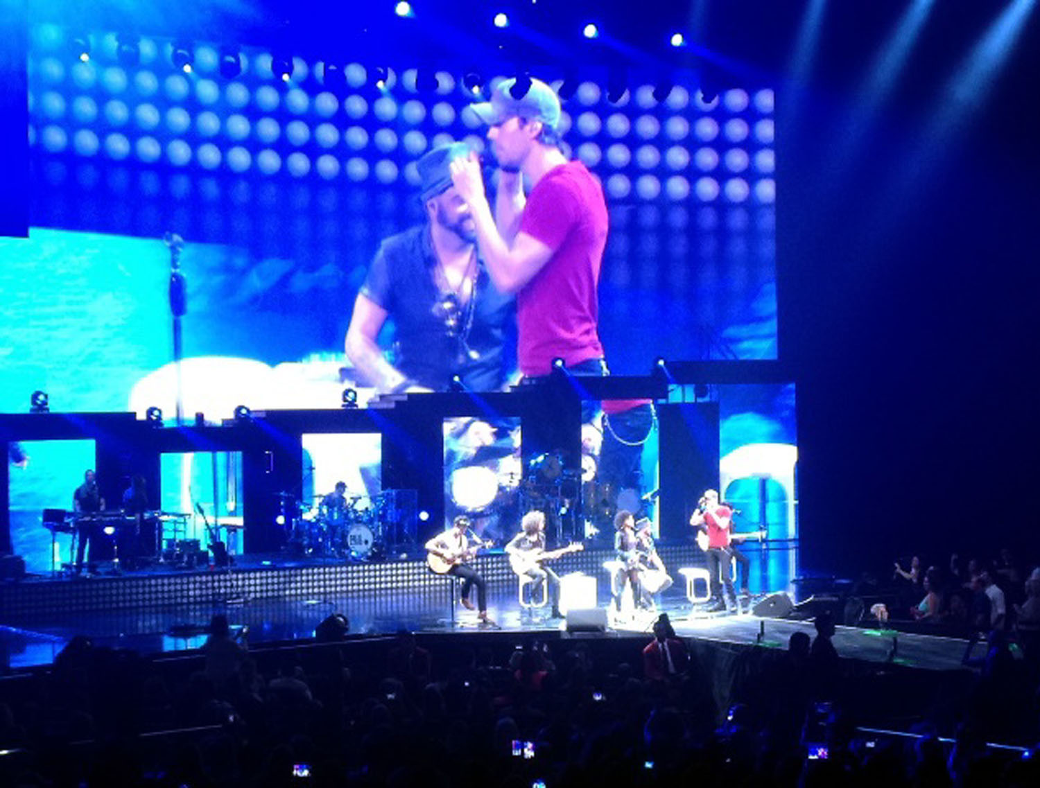 Enrique Iglesias  enloquece con playback