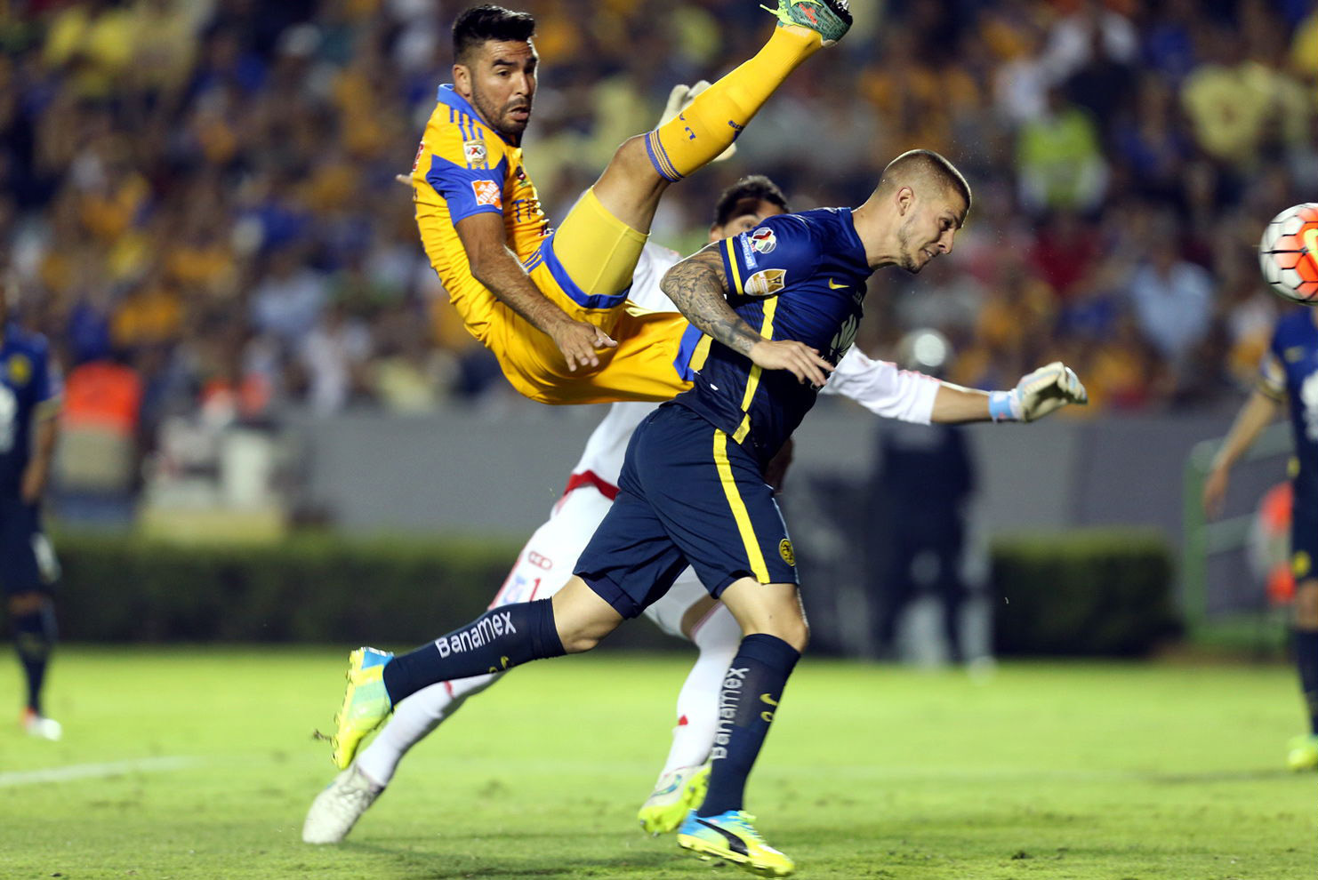 Am&eacute;rica doblega a los felinos por 2-0 en la final de ida de la  Concachampions
