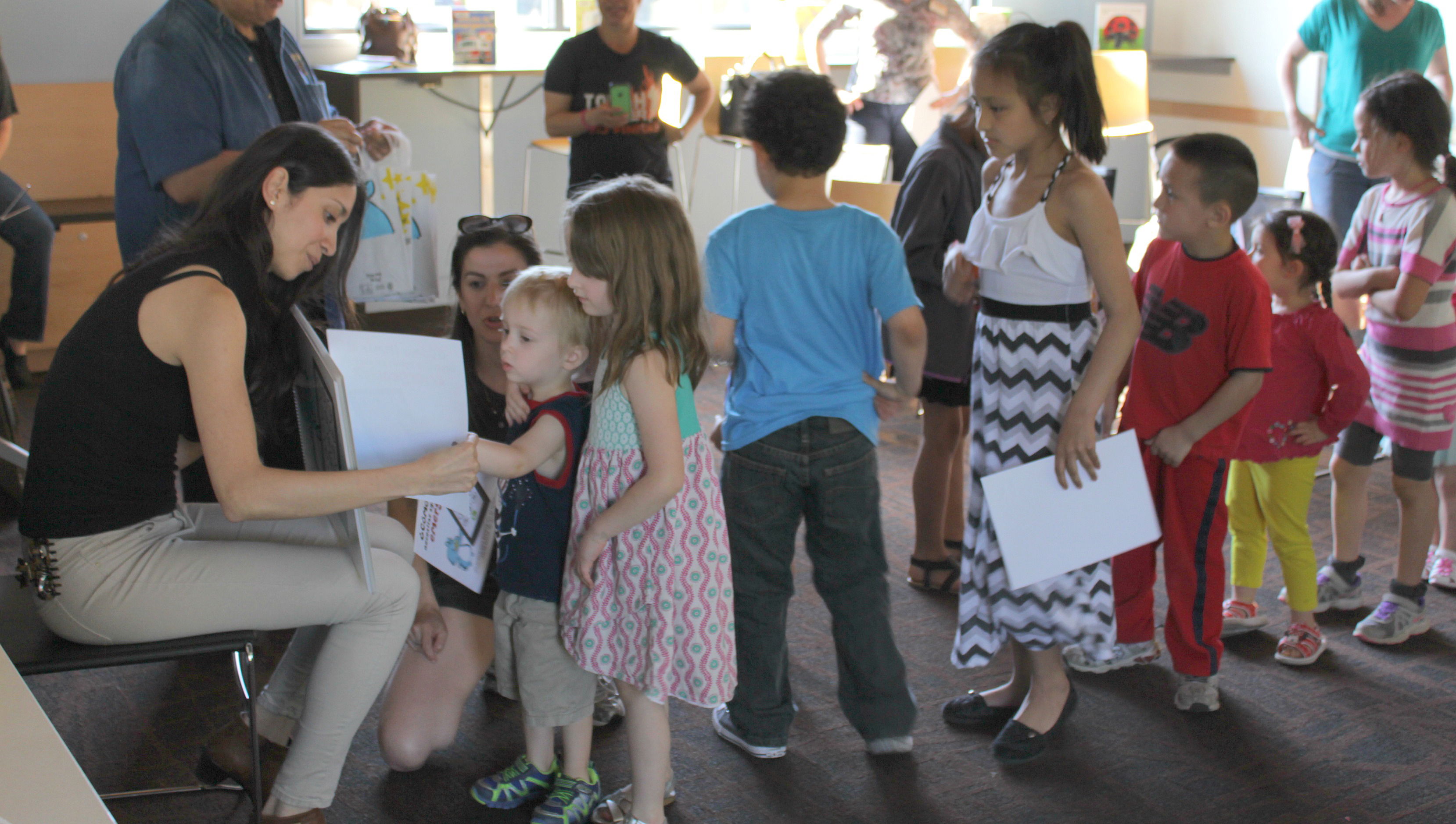 Decenas de ni&ntilde;os asisten a evento en espa&ntilde;ol para aprender a marcar el 911 en biblioteca de Kenmore
