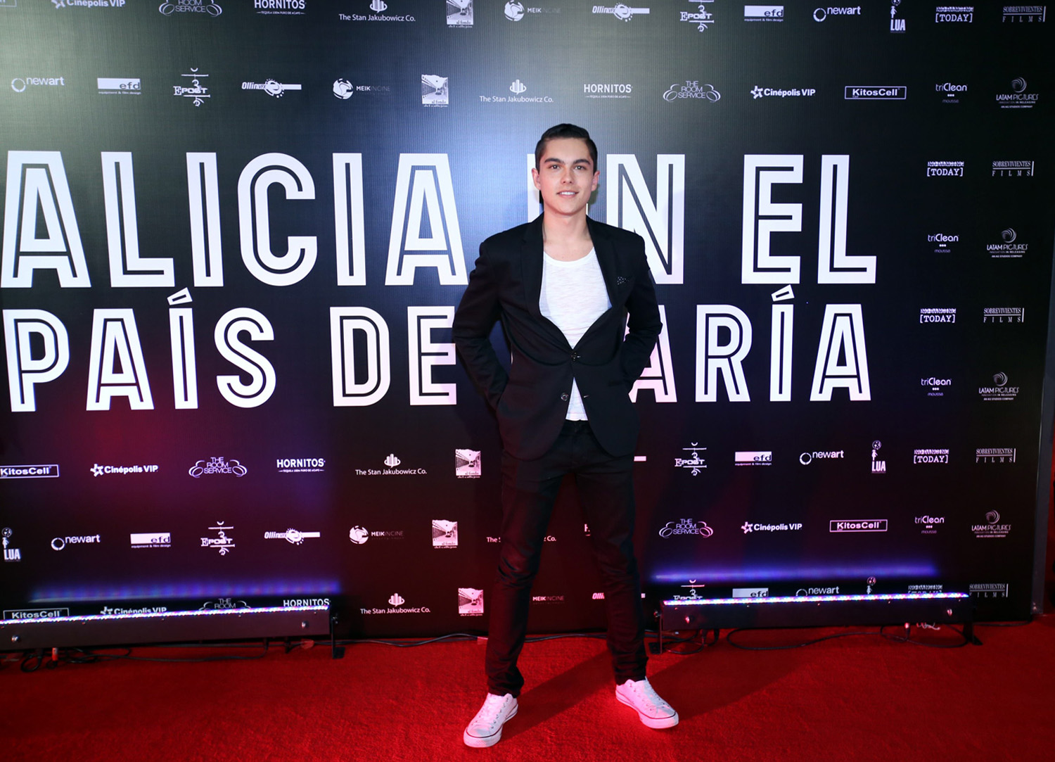 Embaraza Mayer Jr.  a novia   y la deja