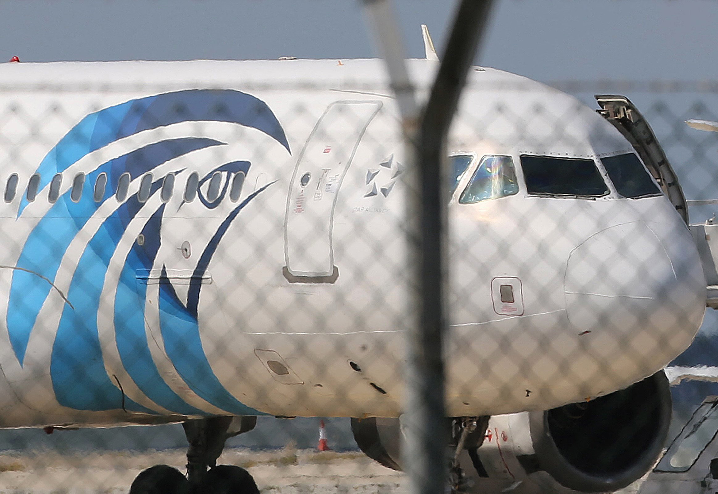 Detectan objetos que ser&iacute;an de avi&oacute;n EgyptAir