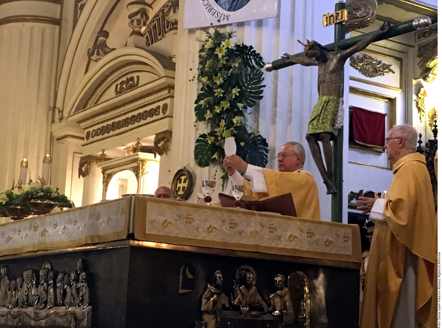 Celebra Cardenal 25 a&ntilde;os episcopales