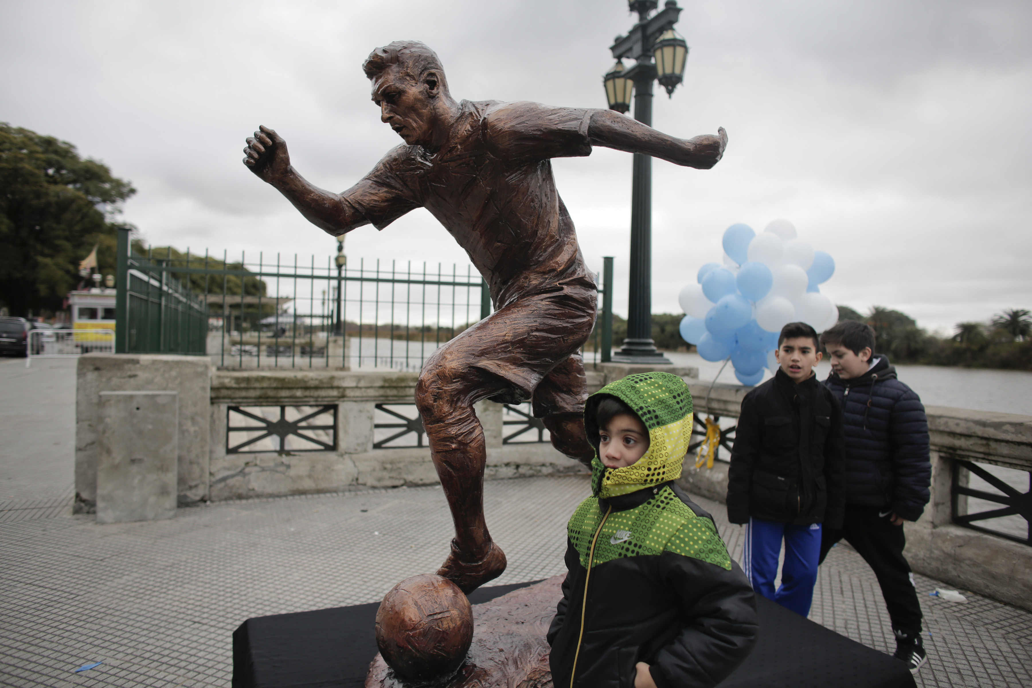 Argentinos no se resignan,  inauguran estatua de Messi