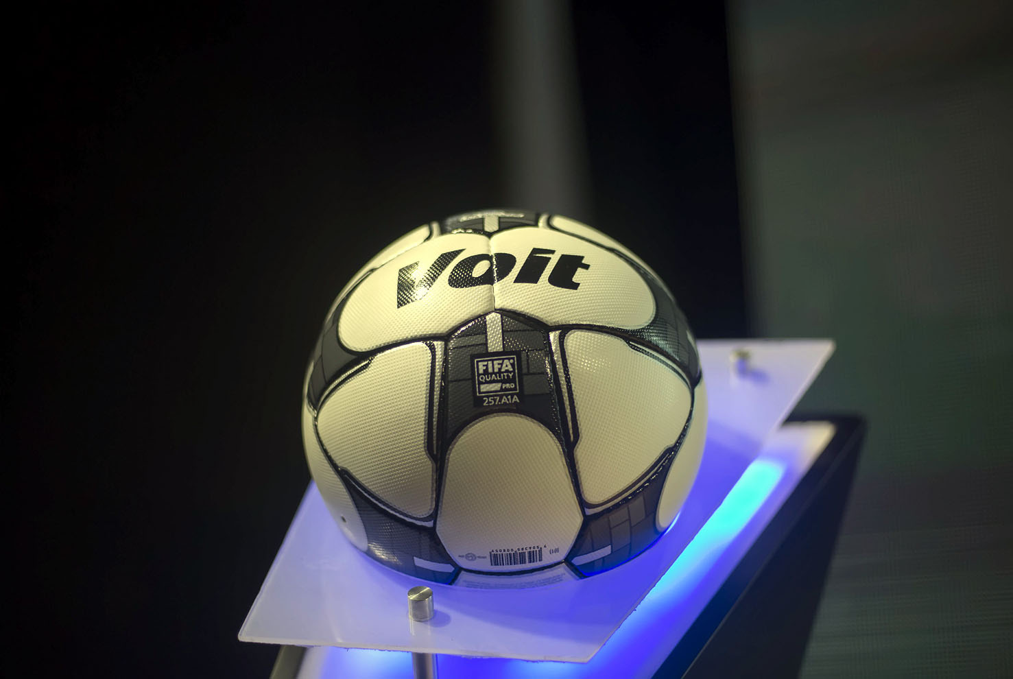 Presentan bal&oacute;n Legacy a usarse en el Apertura 2016