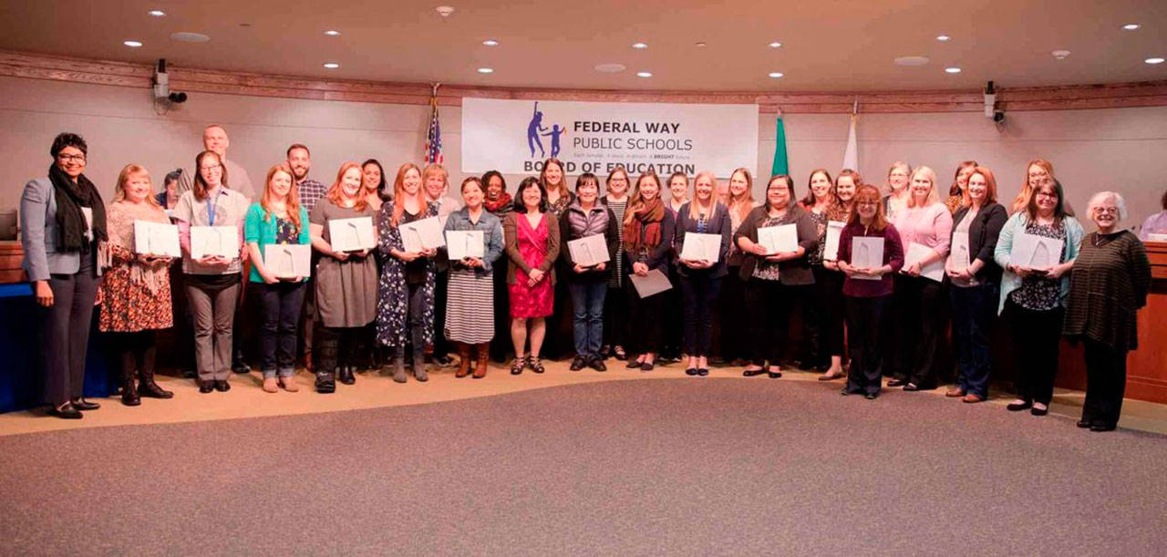 Treinta maestros de Federal Way obtienen Certificación de la Junta Nacional