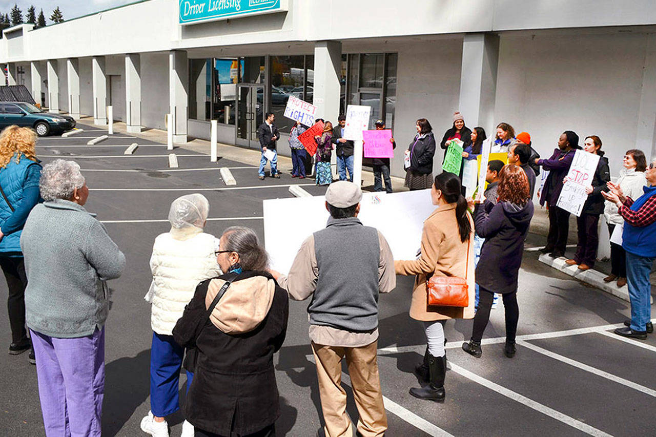 Manifestantes en Everett: Dejen de dar información a los inmigrantes a ICE