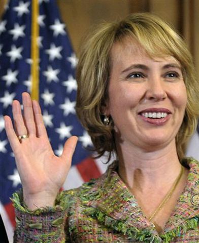 La representante Gabrielle Giffords mejora
