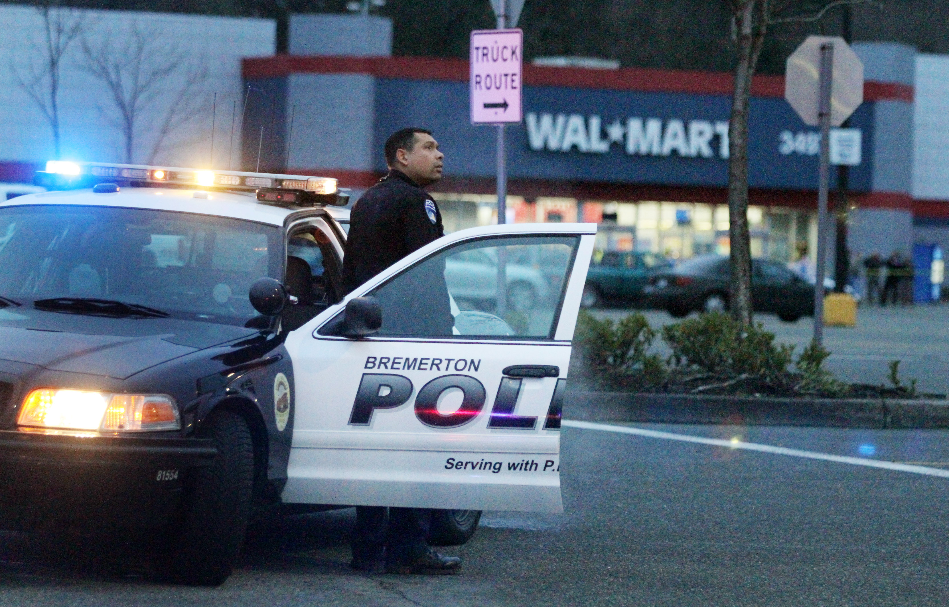 Disparos en Walmart dejan 2 muertos y 2 polic&iacute;as heridos
