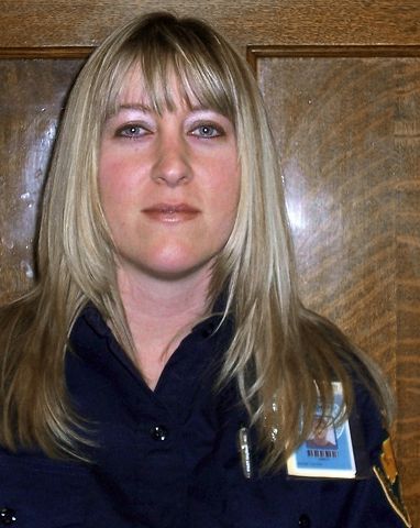 Guardia de polic&iacute;a  trato de defenderse