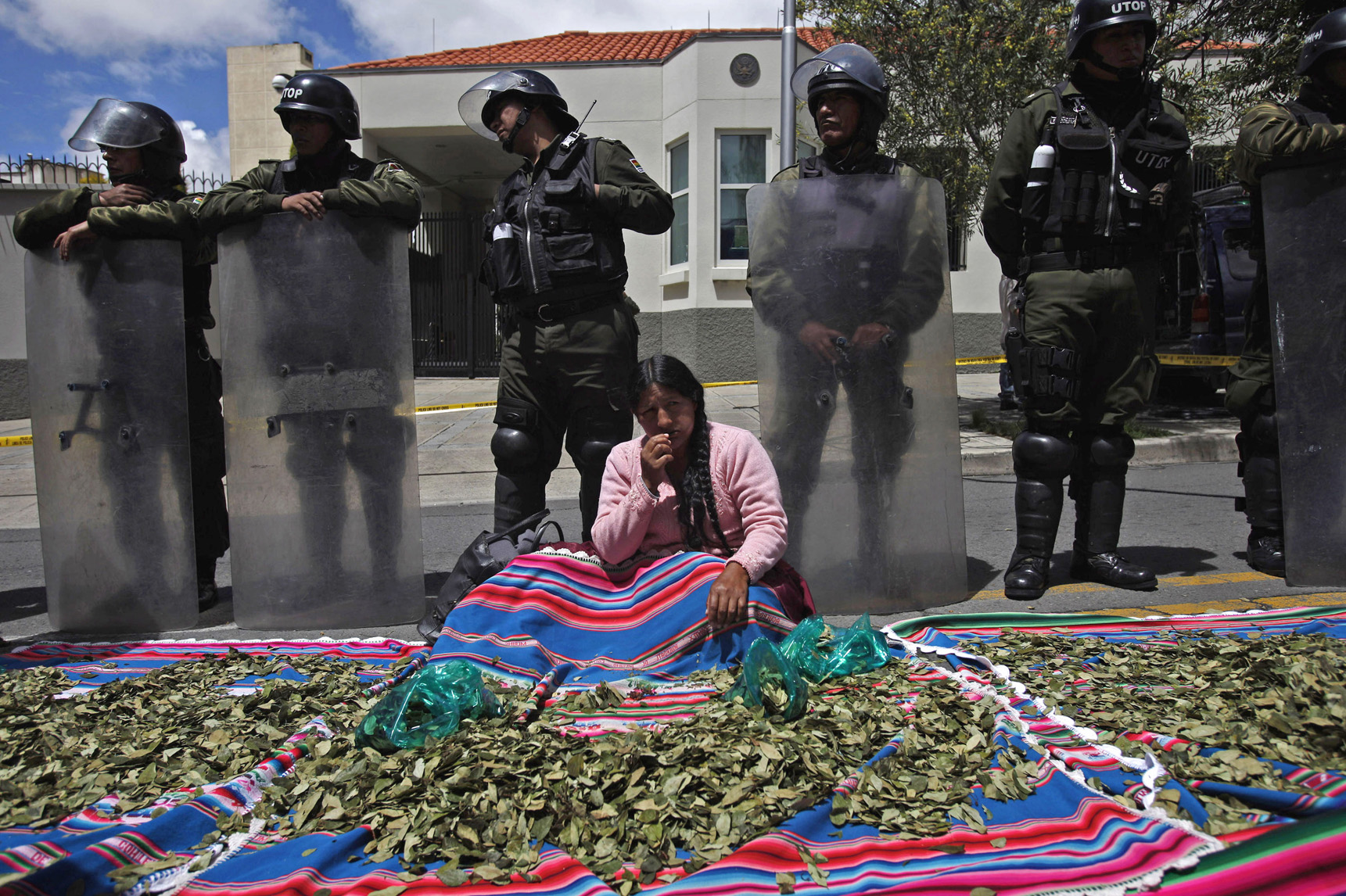 Bolivia refuta objeciones  a masticado de hoja de coca