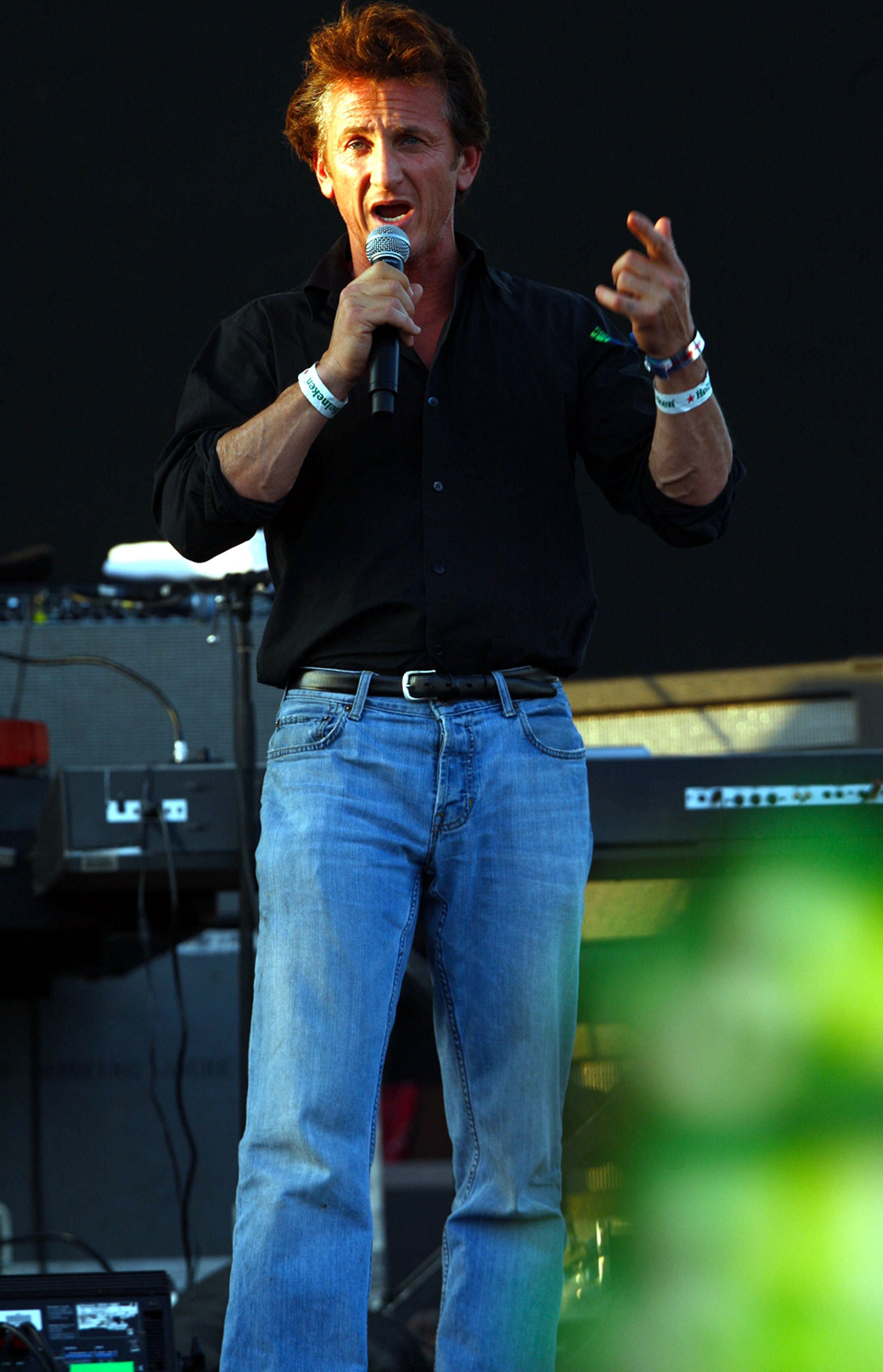 Reportan que Johansson sale con Penn