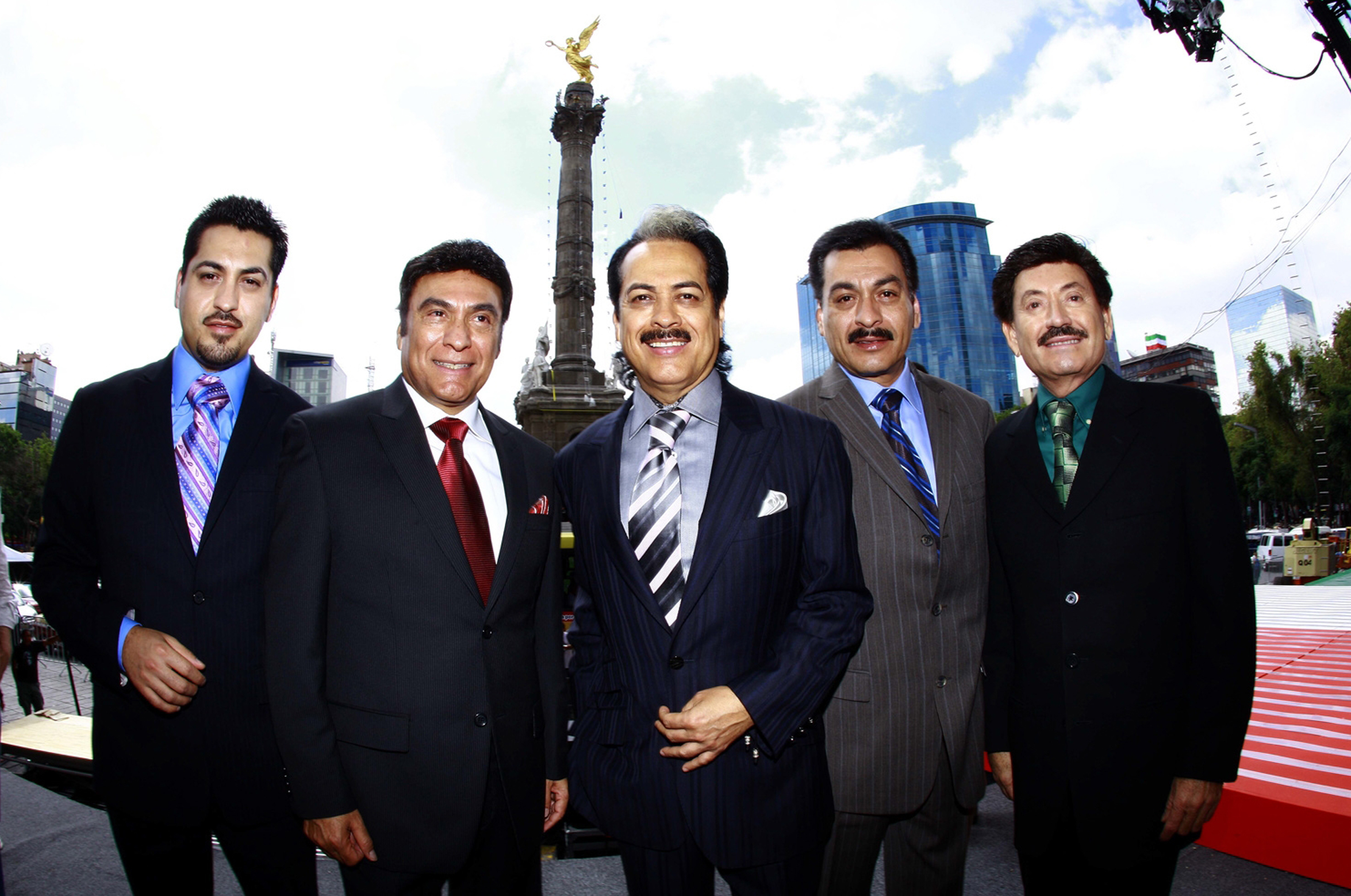 Juanes, Paulina Rubio acompa&ntilde;an a Tigres del Norte en "unplugged"