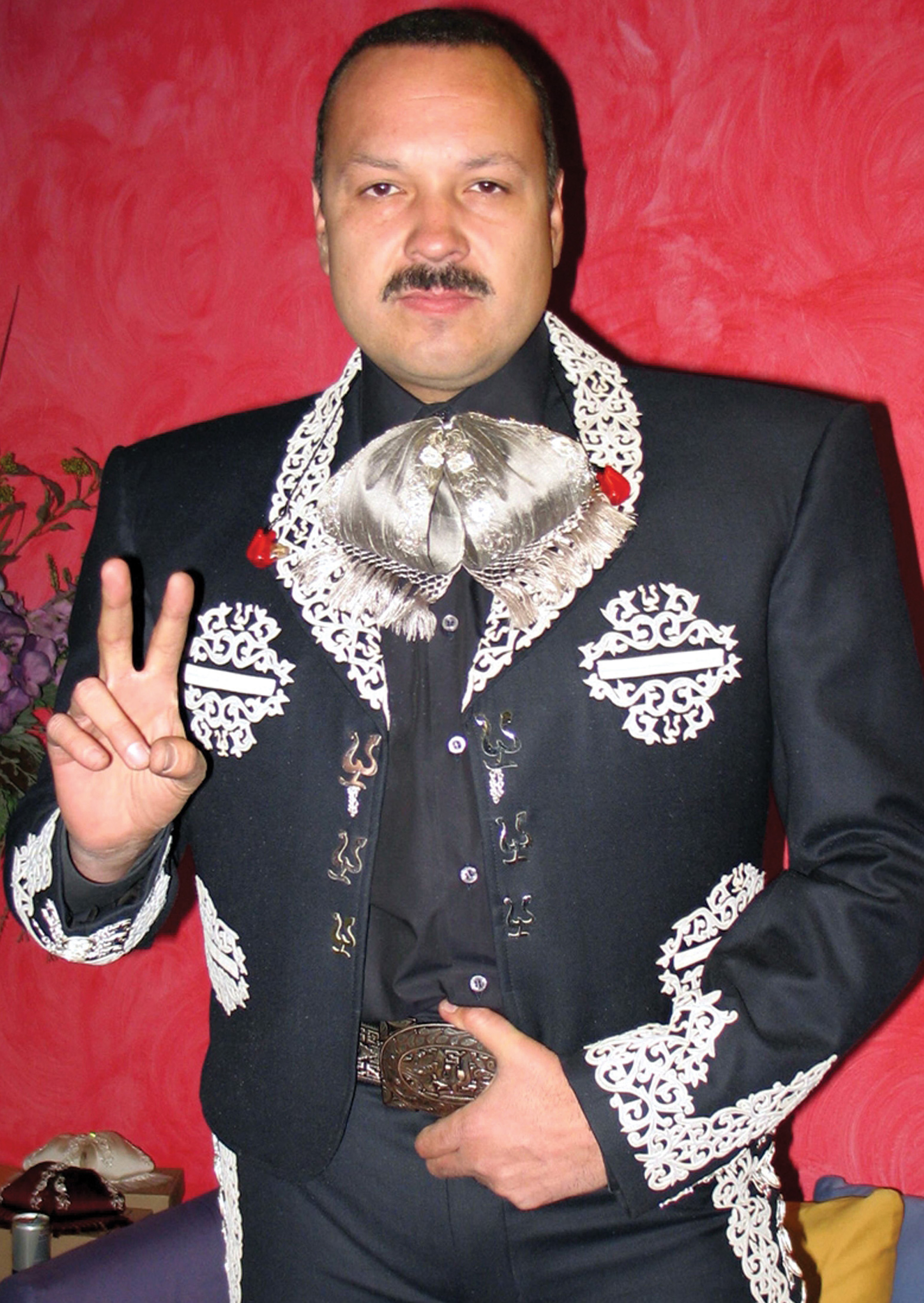 Pepe Aguilar graba disco con puro grande