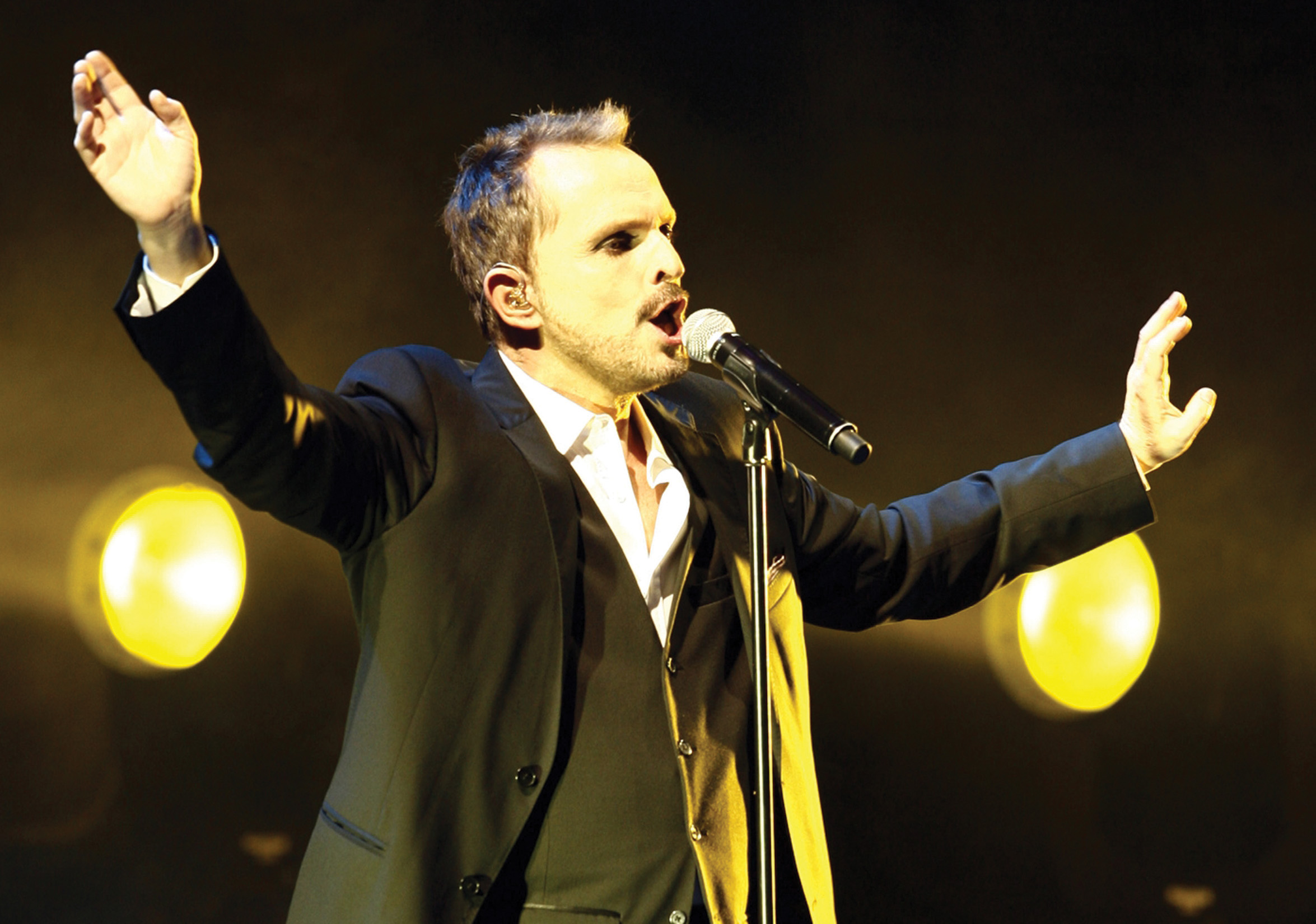 Miguel Bos&eacute; repasa carrera en nuevo disco en directo
