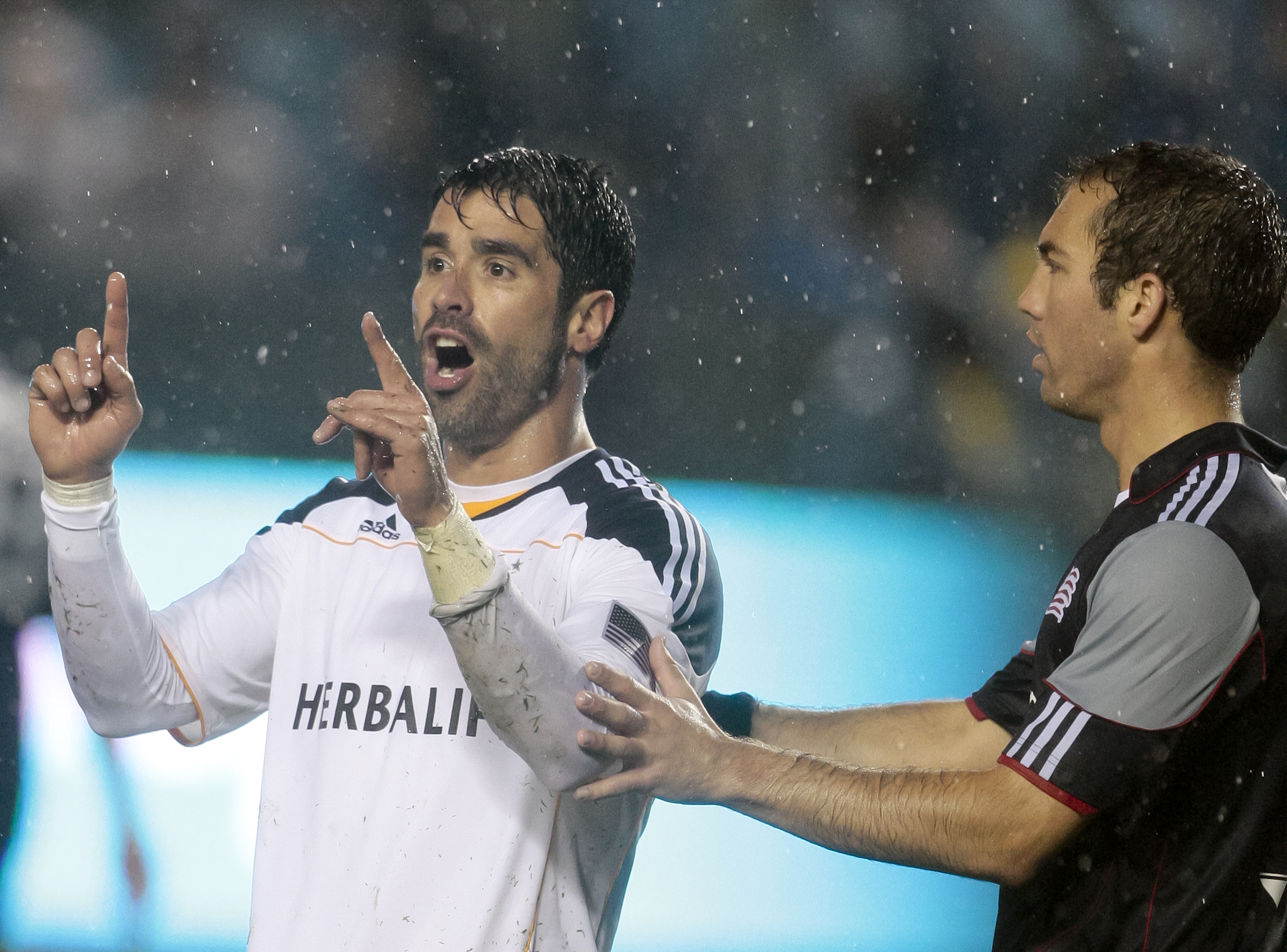 Omar Bravo anota dos veces en su debut