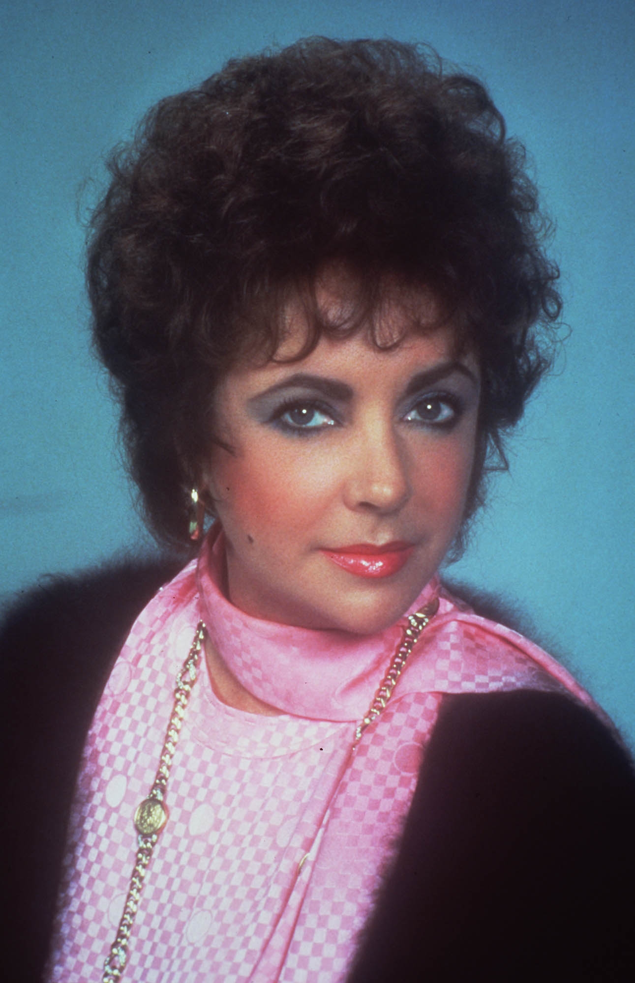 Elton John dedica canci&oacute;n a Elizabeth Taylor durante concierto