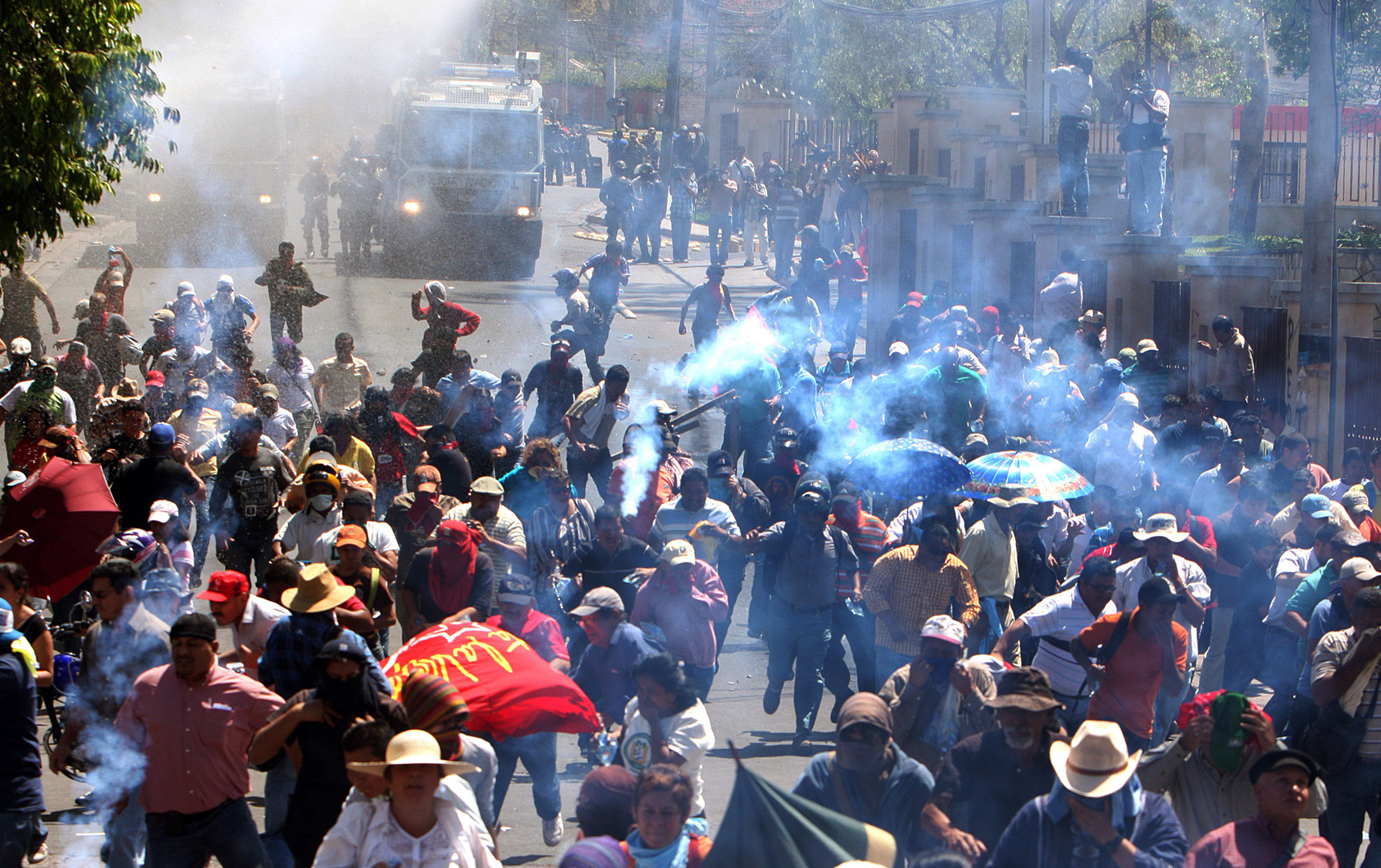 Contin&uacute;an protestas de “zelayistas” en Honduras
